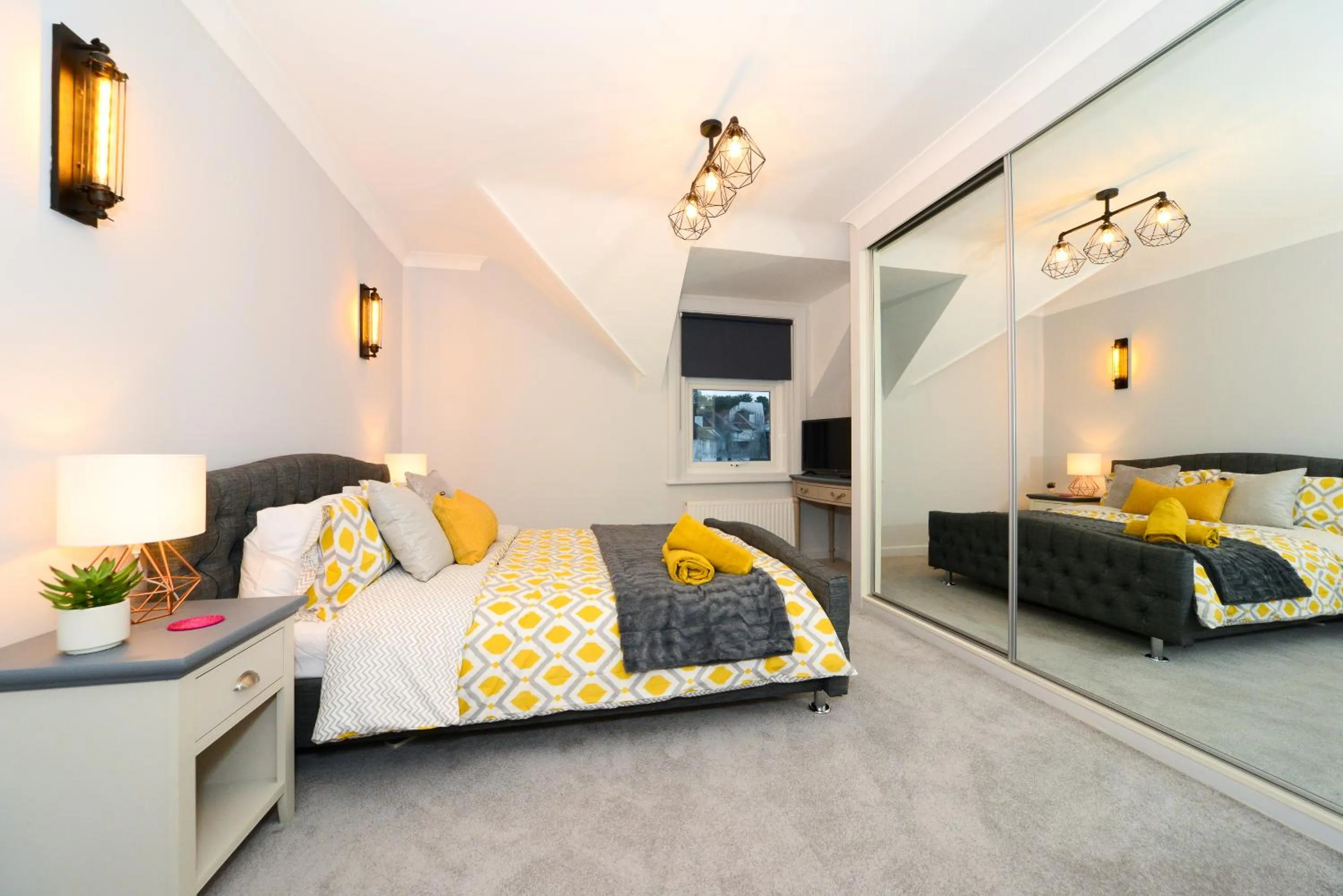 Amazing Apartment near Bournemouth, Poole & Sandbanks - WiFi & Smart TV - Newly Renovated! Great Location!
