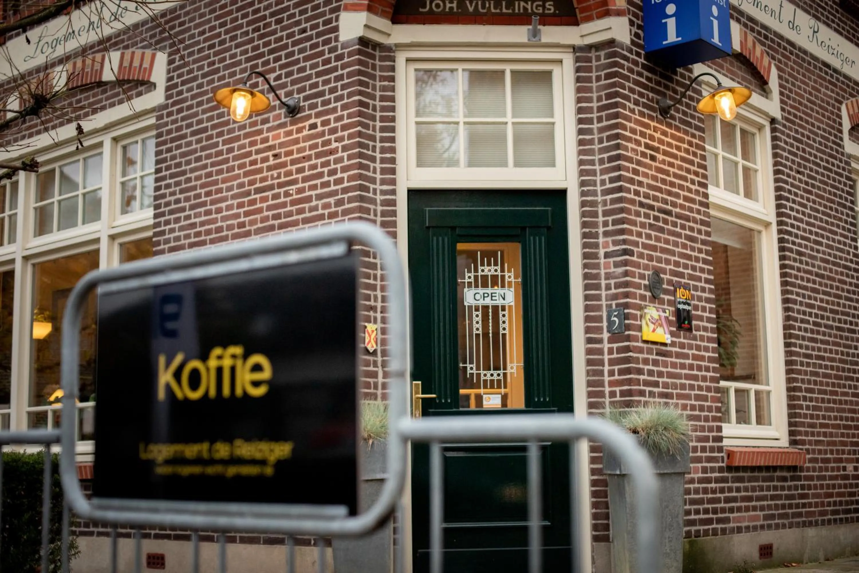 Facade/entrance in Hotel de Reiziger