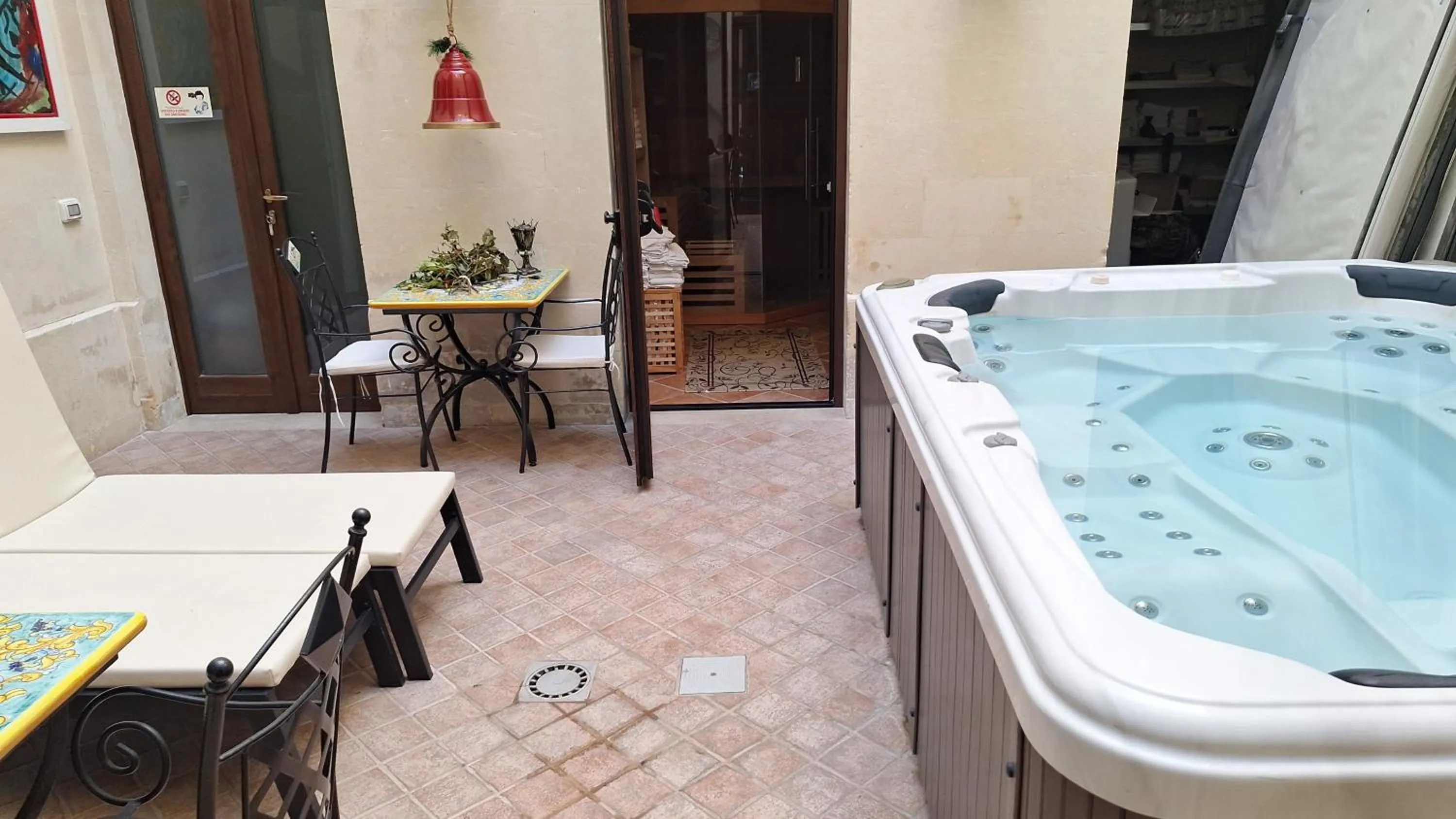 Dimora Charleston Lecce parcheggio privato in loco gratis