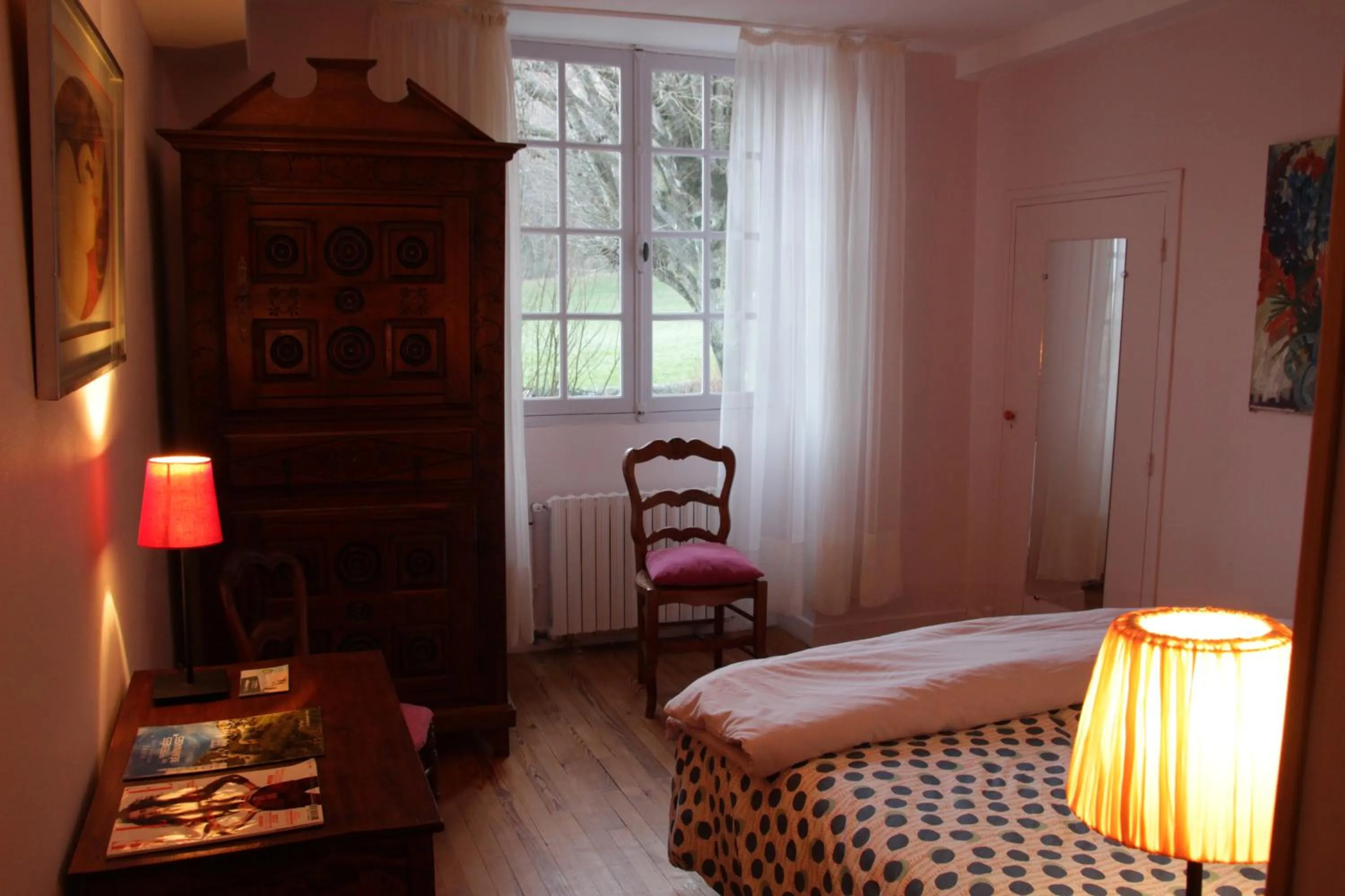 Photo of the whole room, Bed in La Maison de Jeanne