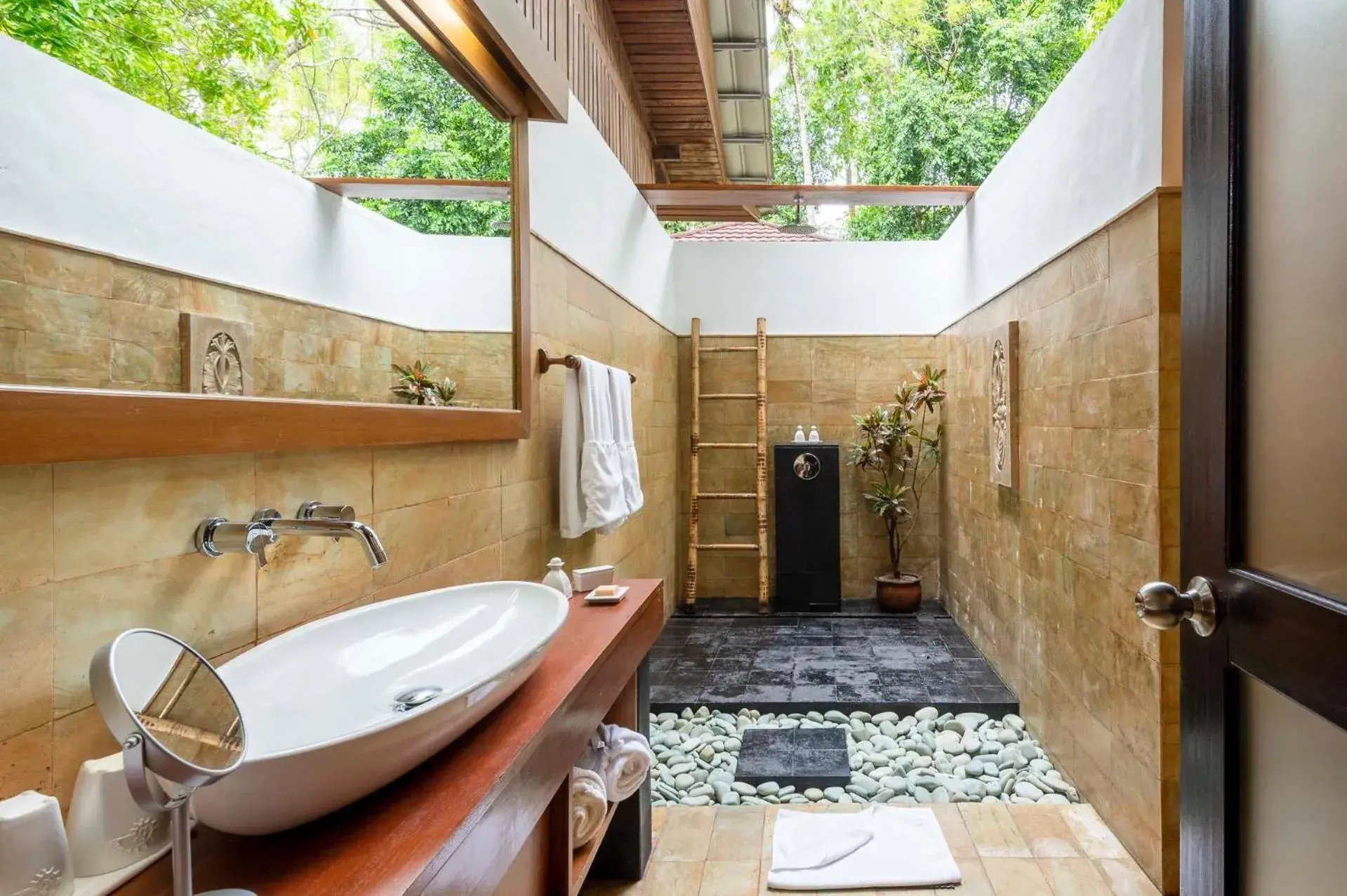 Bathroom in Siladen Resort & Spa