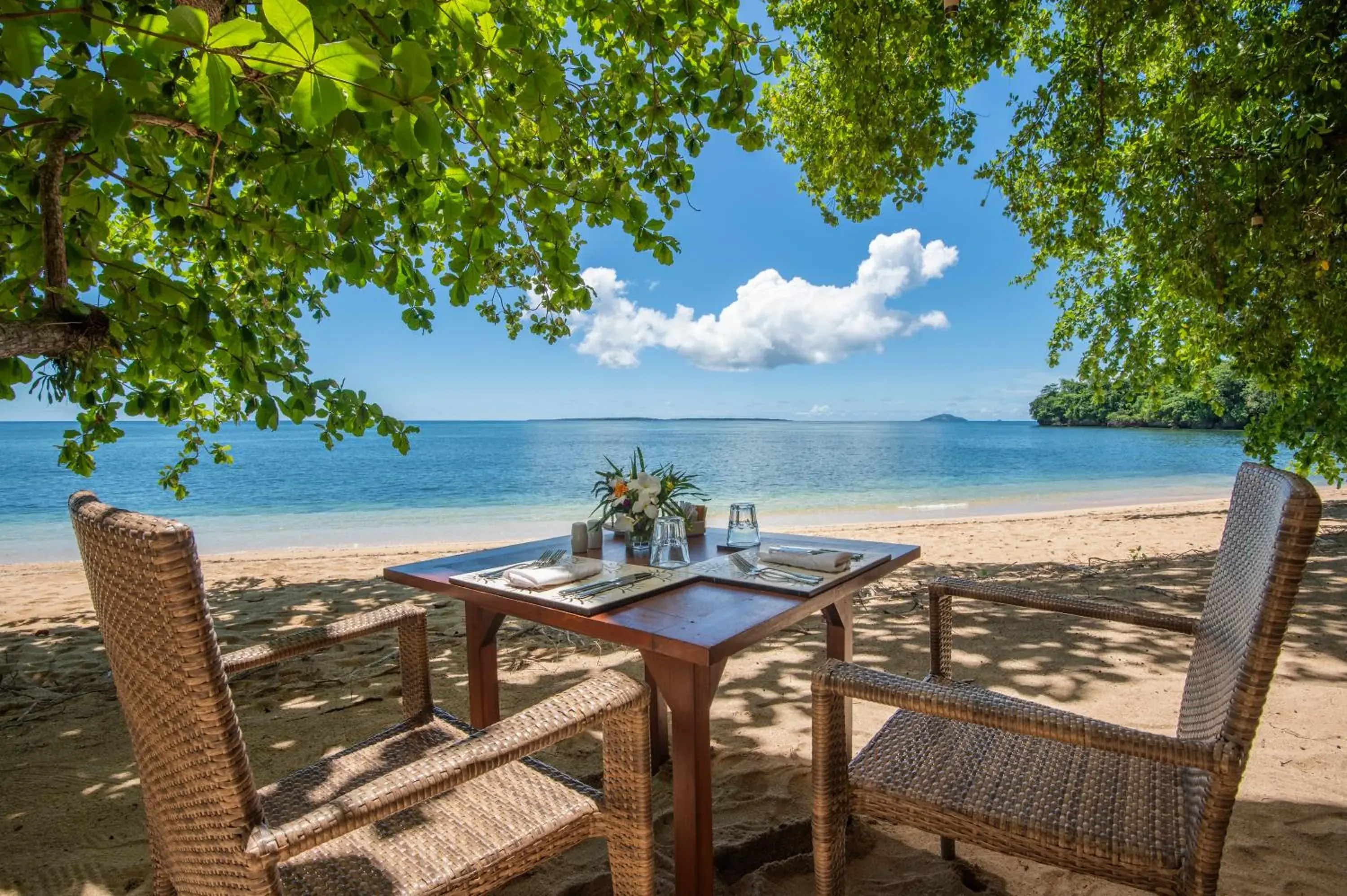 Restaurant/places to eat, Beach in Siladen Resort & Spa