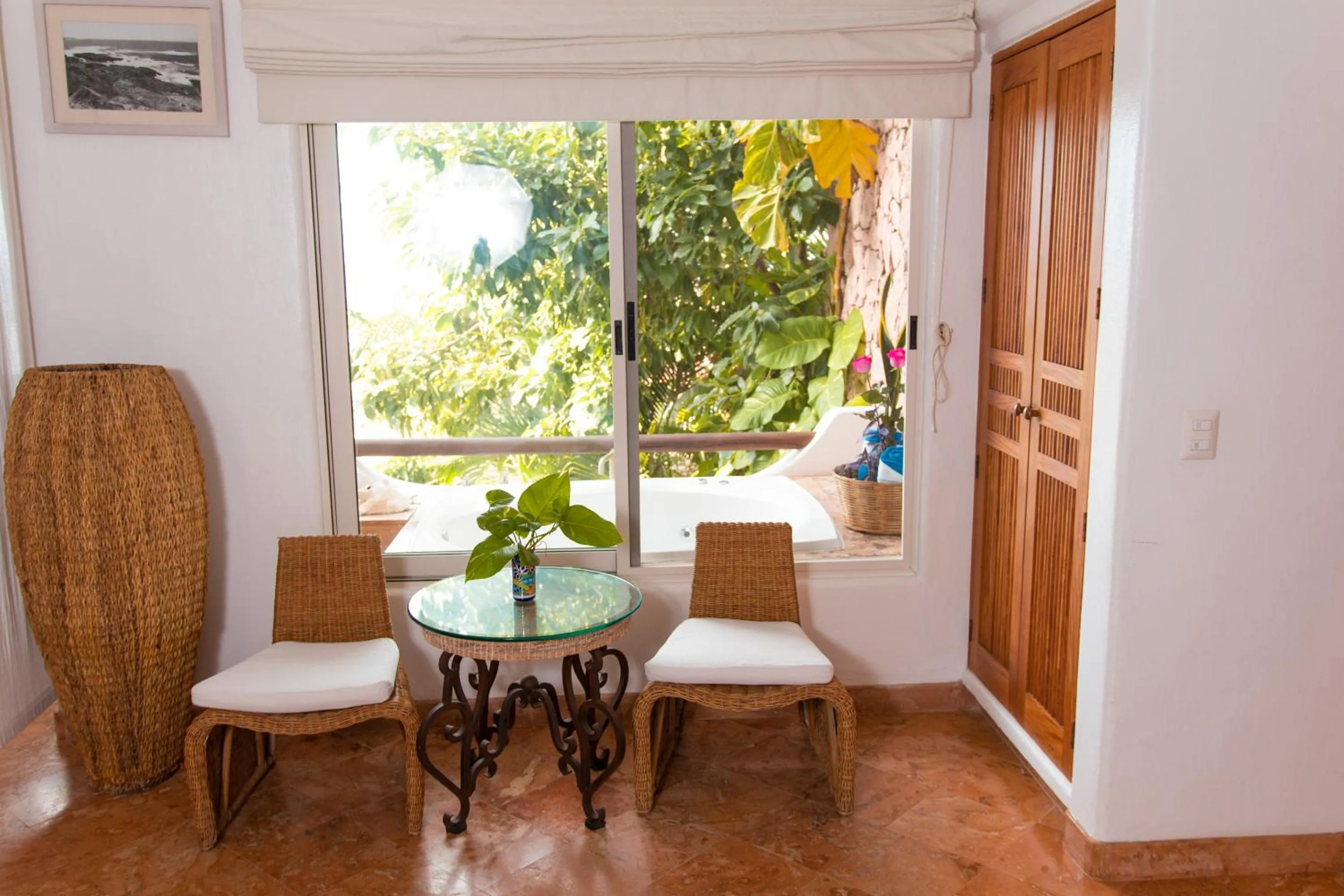 Seating area in Mi Otra Casa