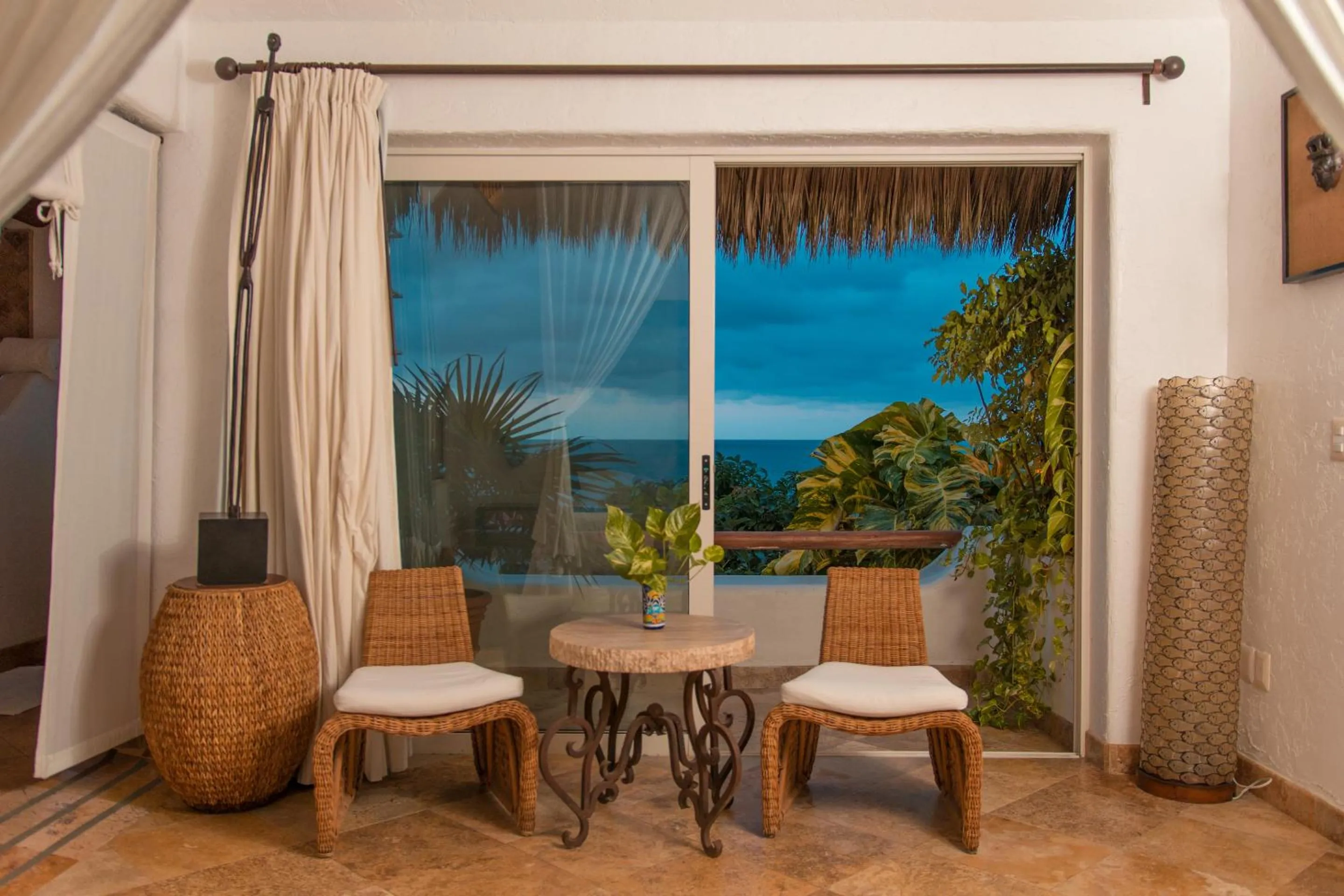 Seating area in Mi Otra Casa