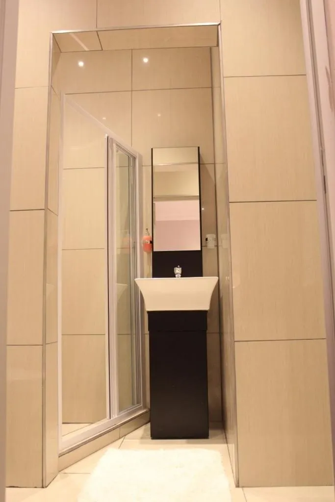 Shower in Nauntons Guest House & Wedding Venue