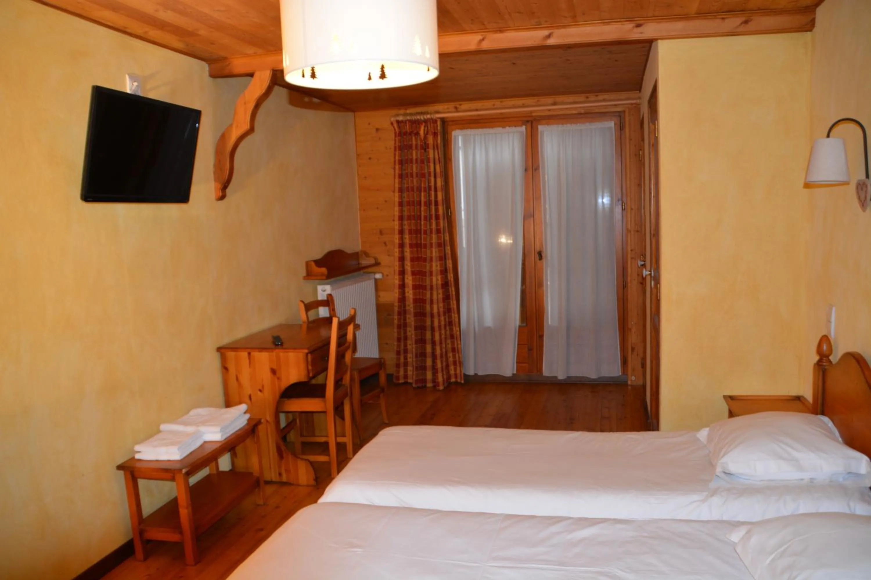 TV and multimedia, Bed in Hôtel Alpis Cottia