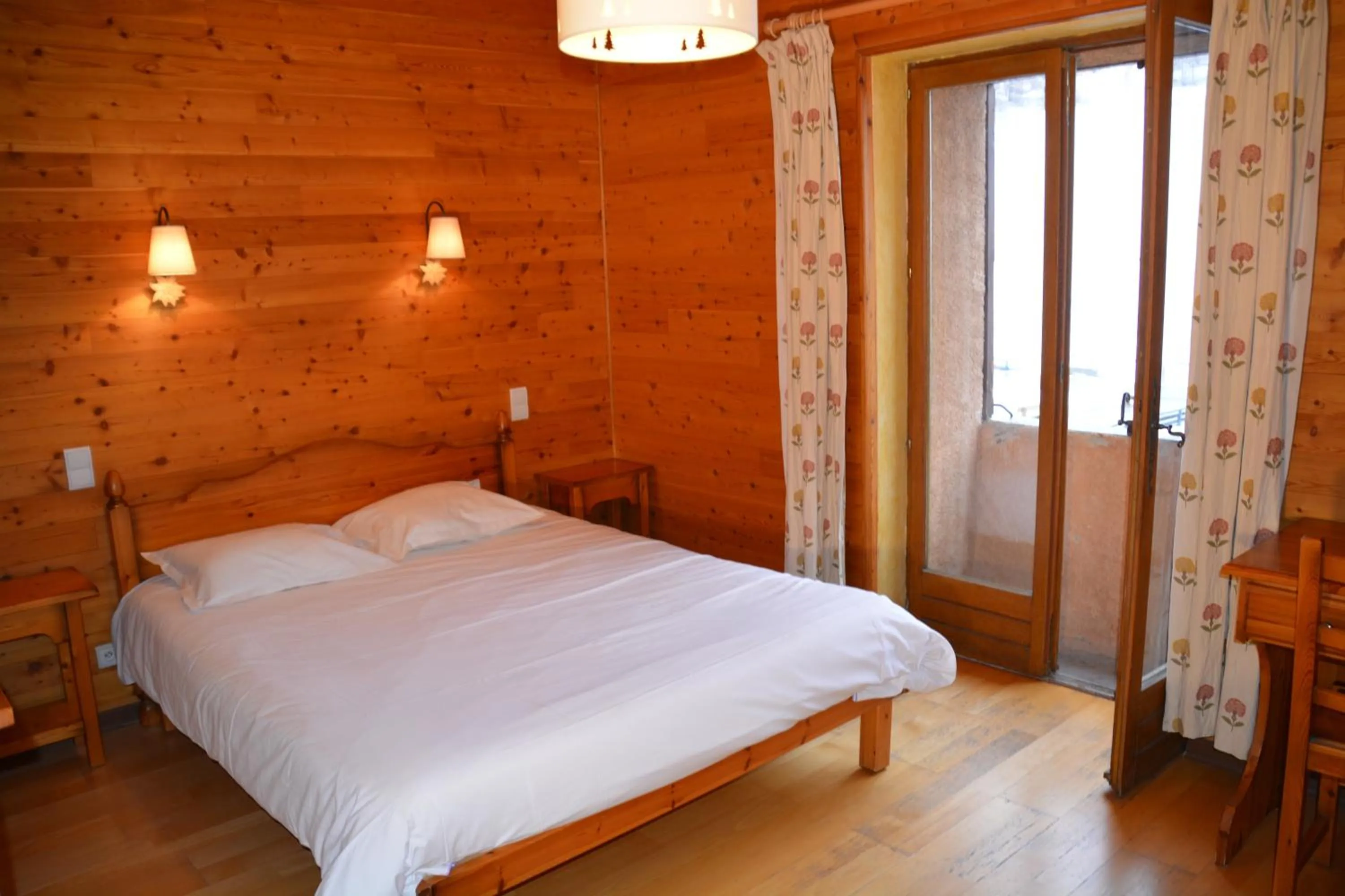 Balcony/Terrace, Bed in Hôtel Alpis Cottia