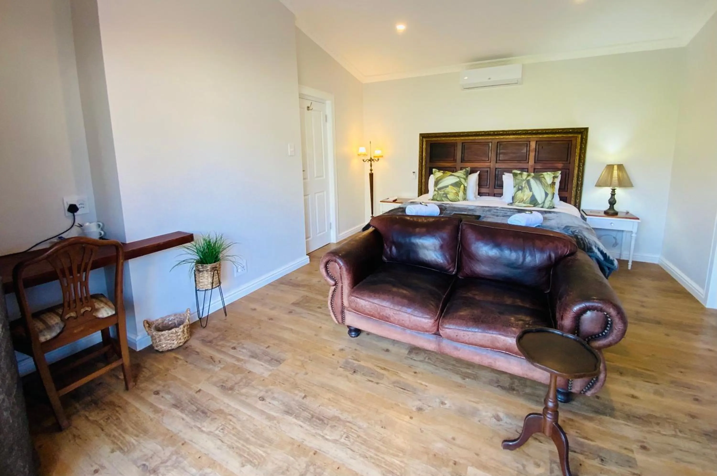 Seating area, Bed in Goblin's Mead