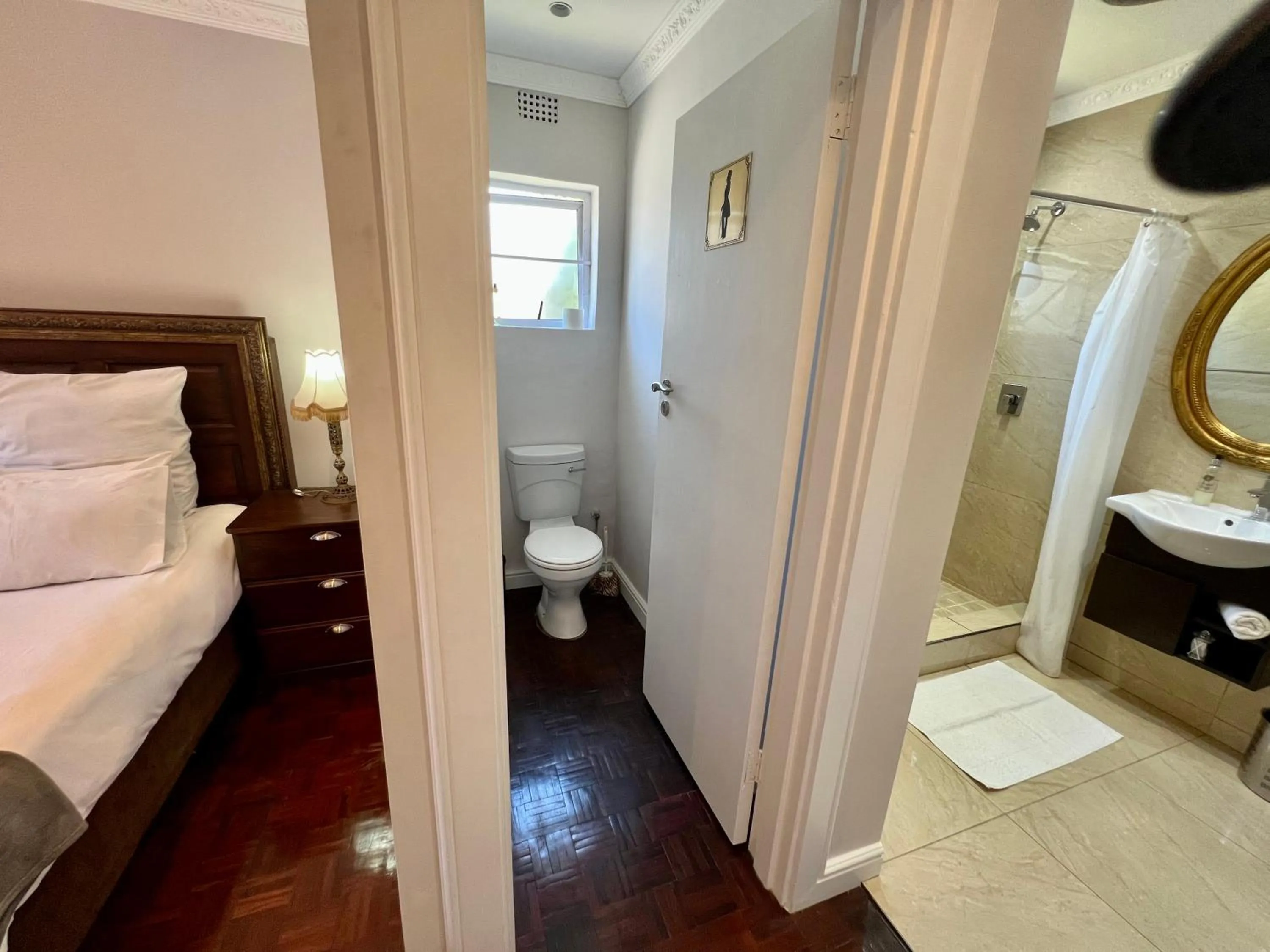 Toilet, Bed in Goblin's Mead