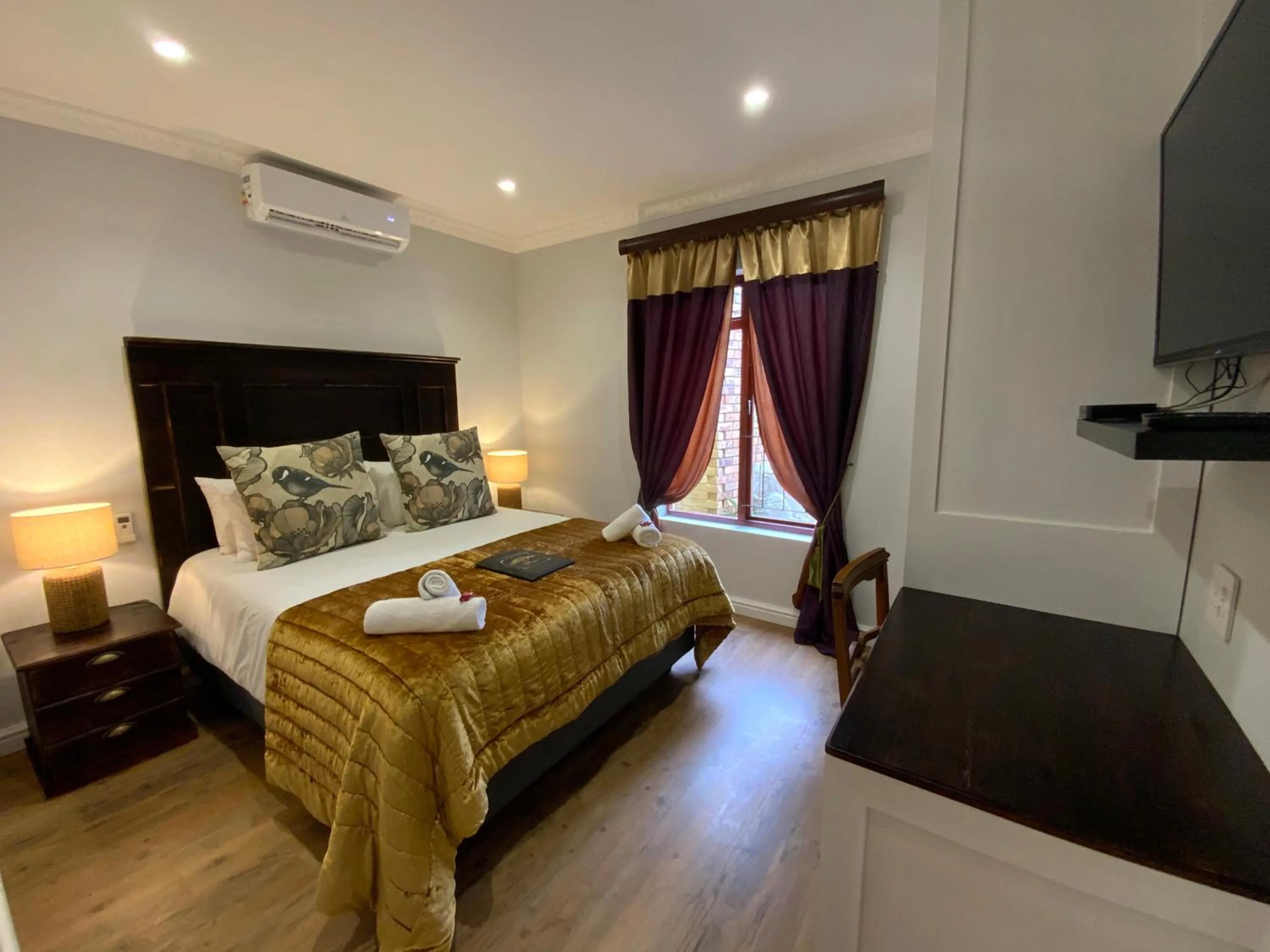 Bedroom, Bed in Goblin's Mead