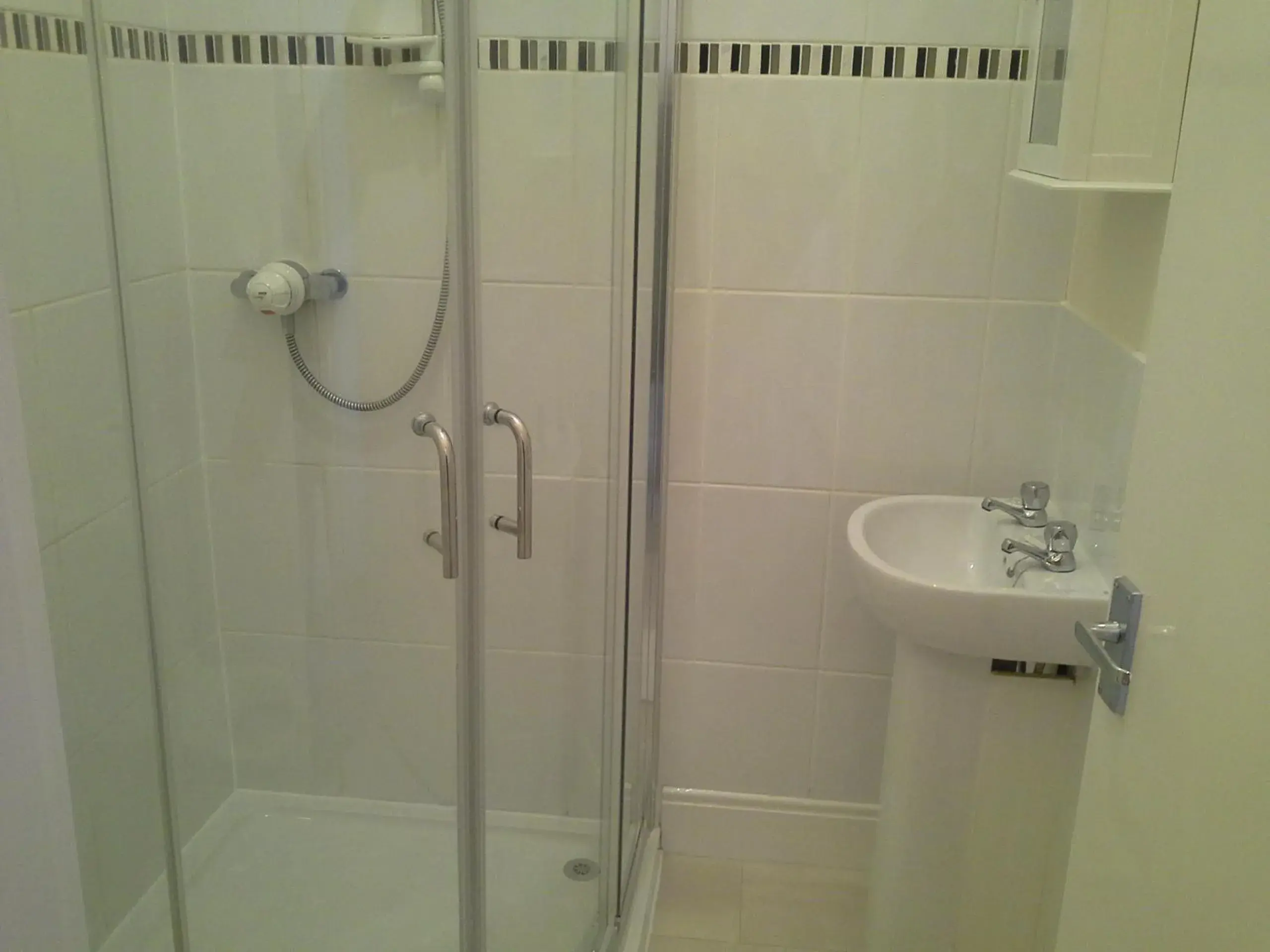 Twin Room with Bathroom in Kingswood Guest House Twin Room with Bathroom in Kingswood Guest House