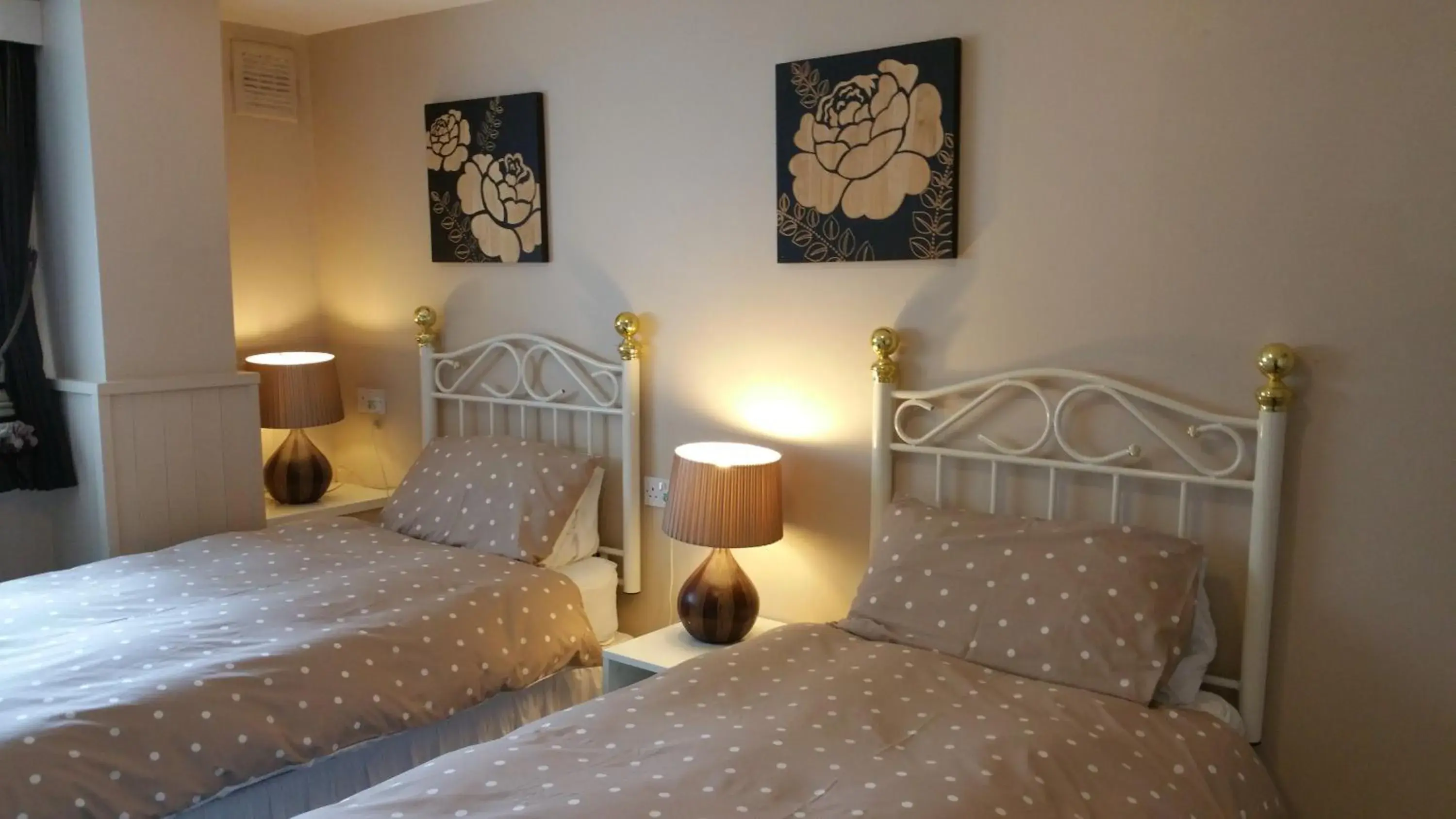 Twin Room with Bathroom in Kingswood Guest House Twin Room with Bathroom in Kingswood Guest House