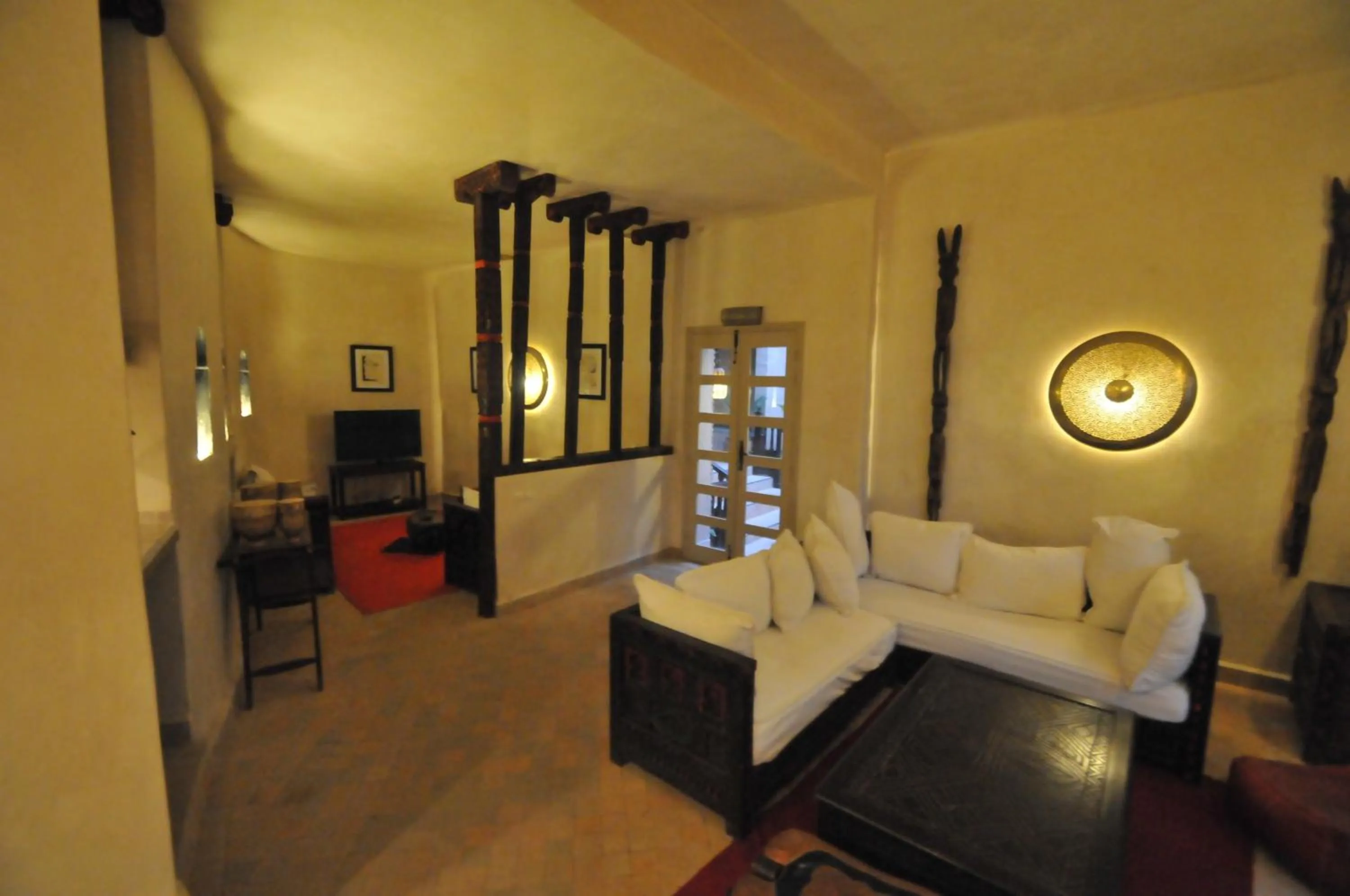 Communal lounge/ TV room, Bed in Palais Oumensour