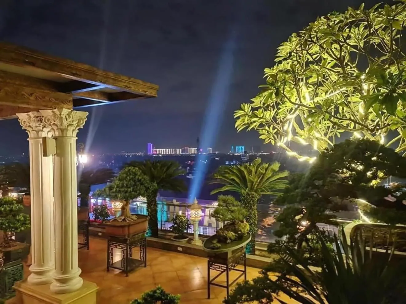 Night in Khách sạn Phương Anh