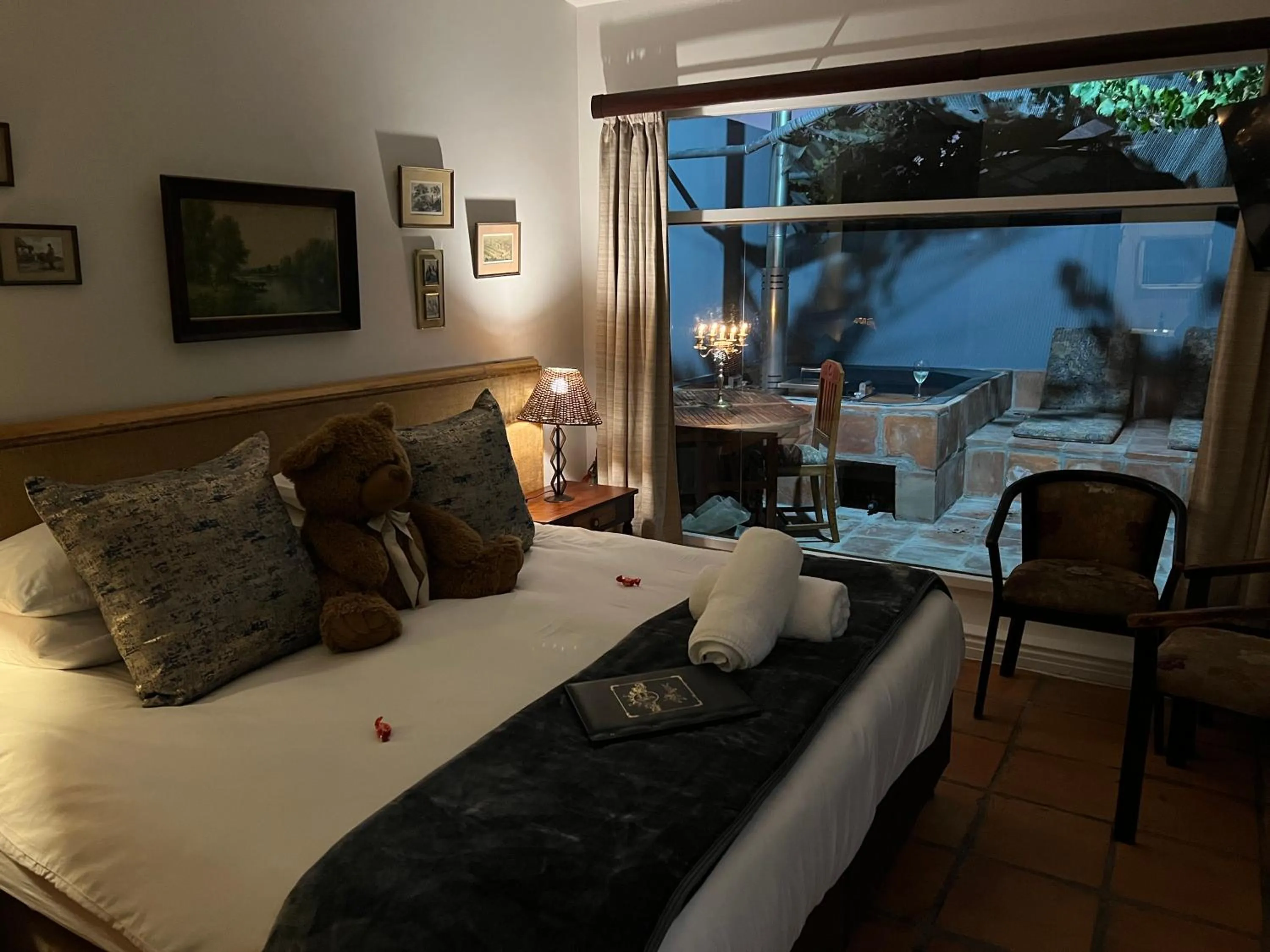 Hot Tub, Bed in Goblin's Creek