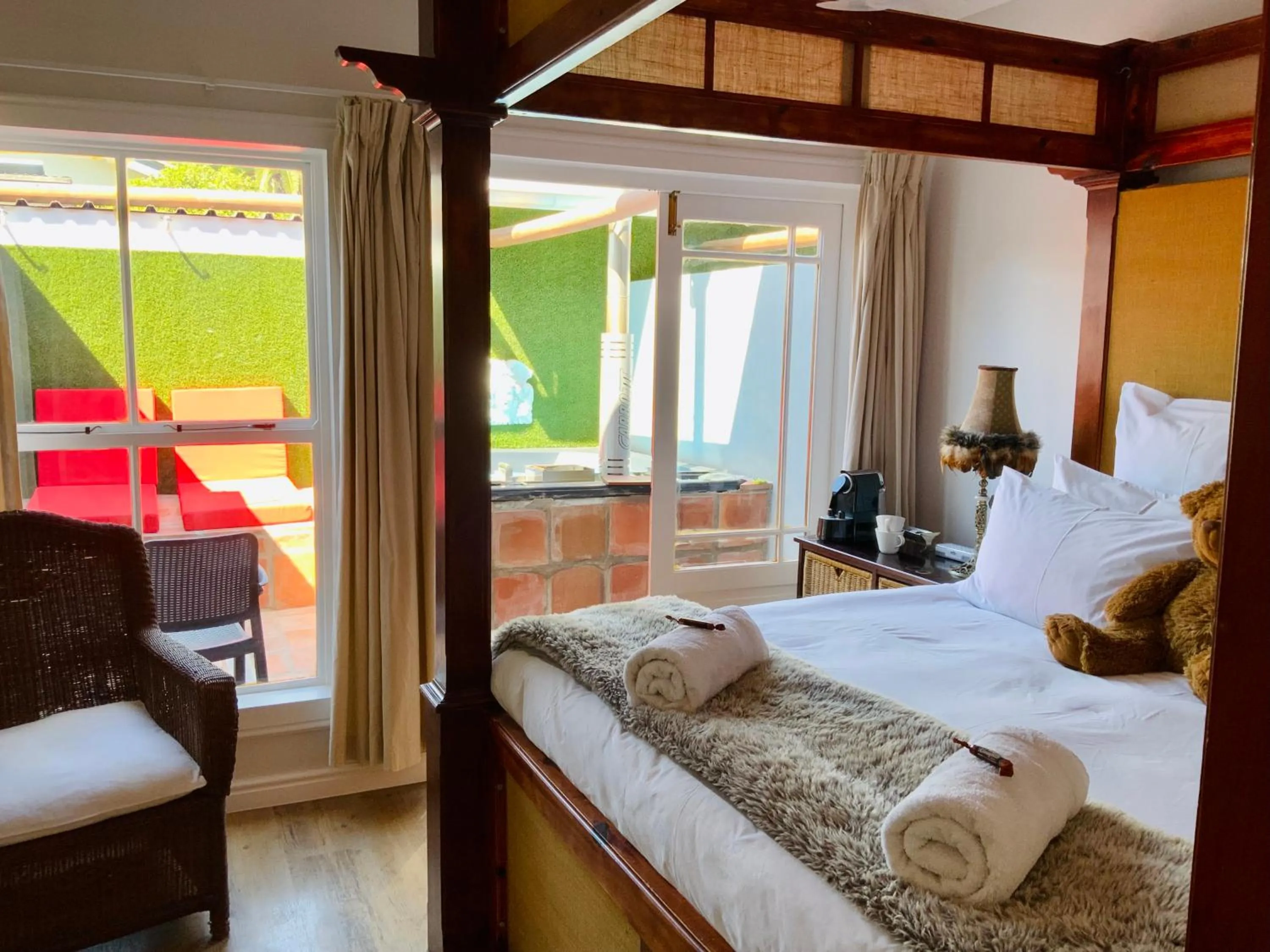 Pool view, Bed in Goblin's Creek