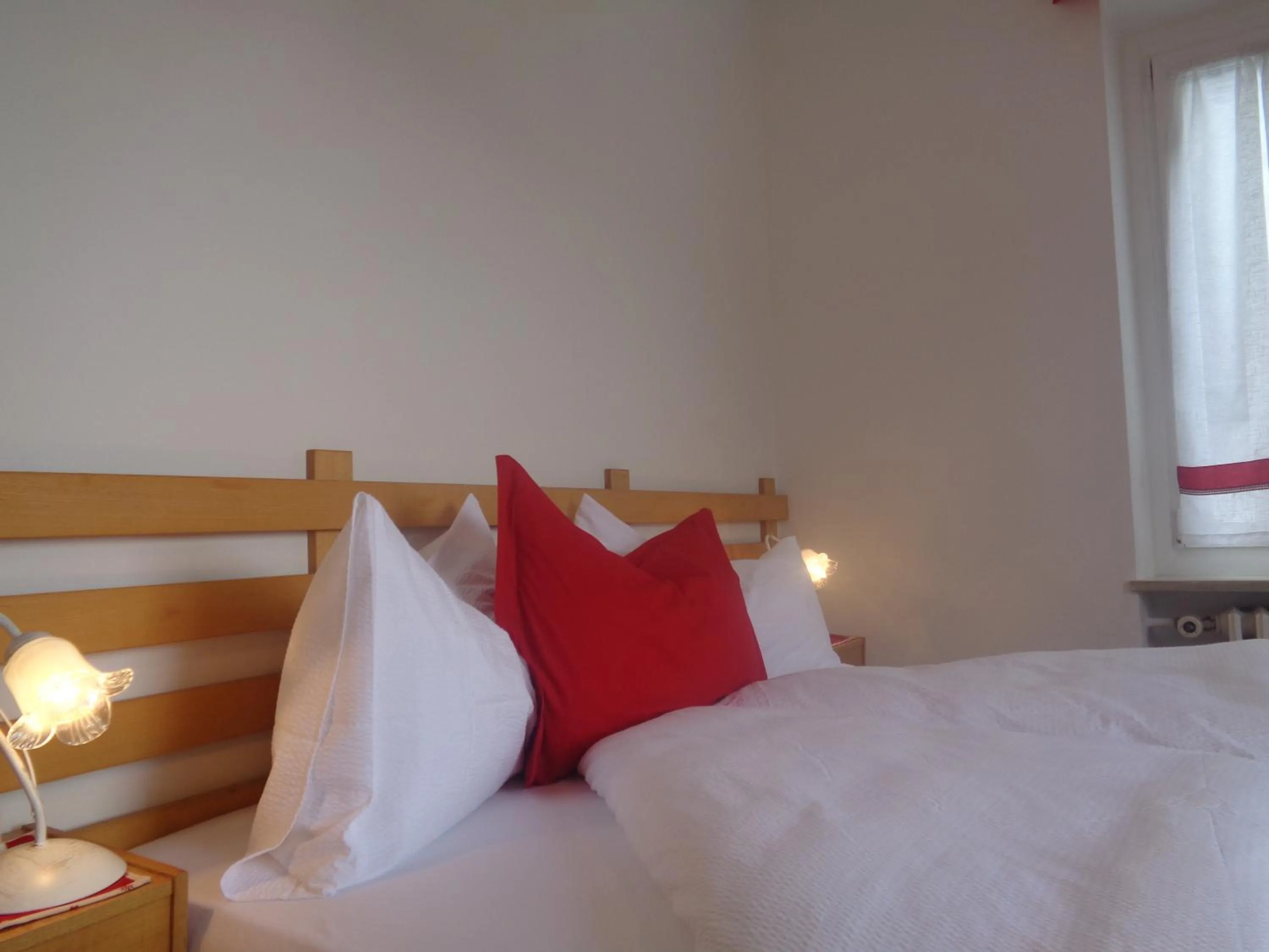 Bedroom, Bed in Hotel Garni Suisse