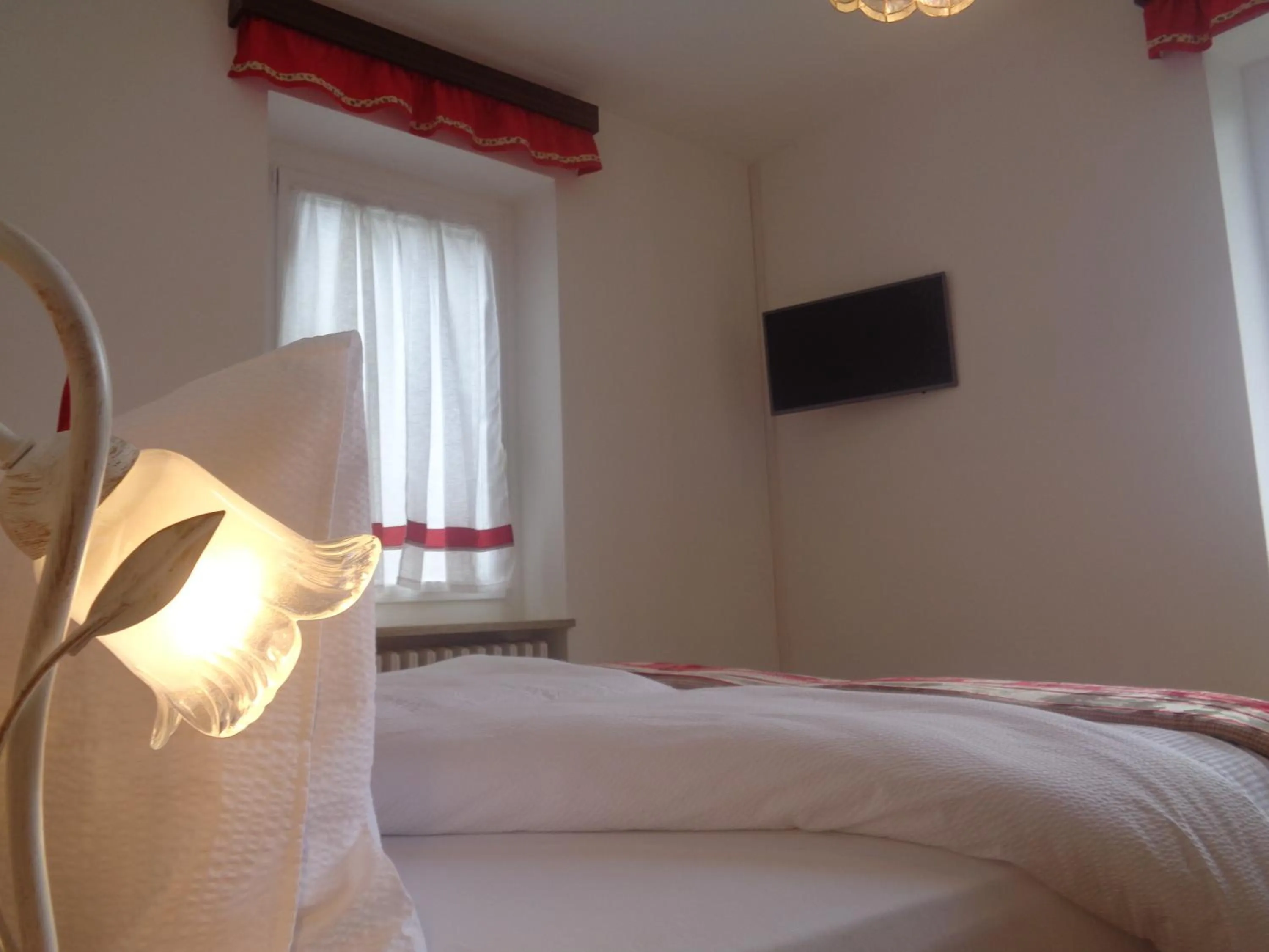 Bedroom, Bed in Hotel Garni Suisse