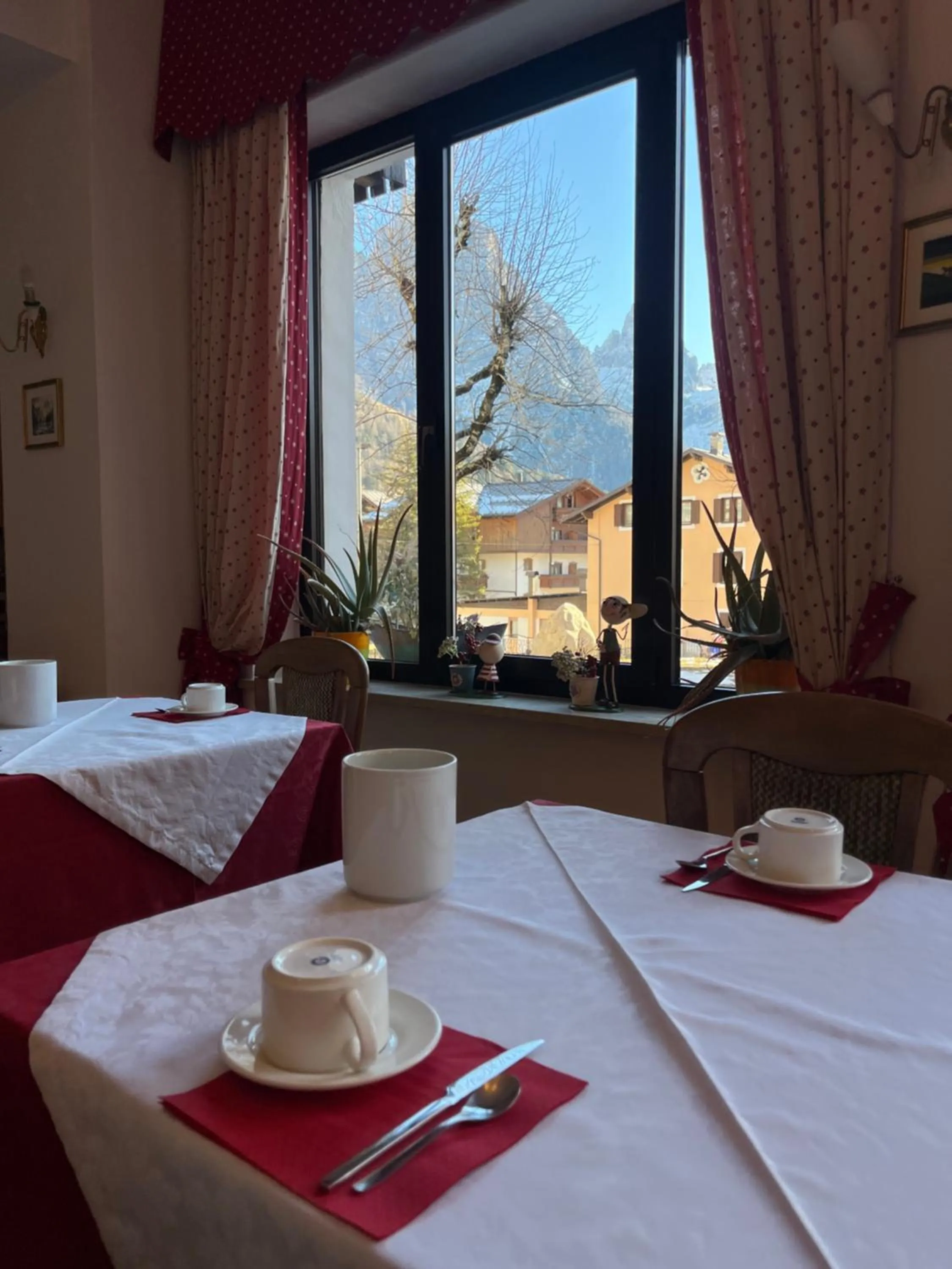 Breakfast, Bed in Hotel Garni Suisse
