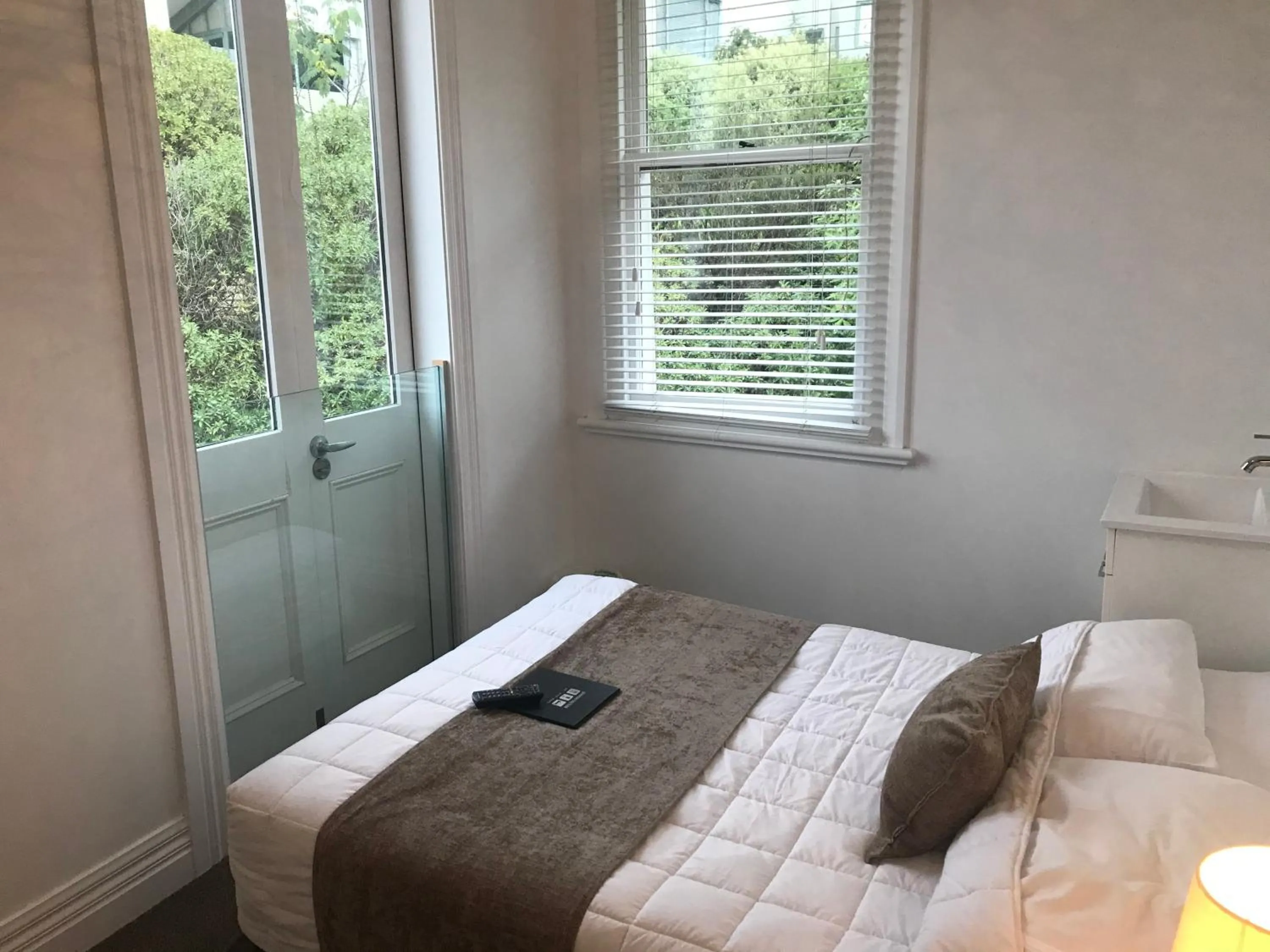 Bed in Ōtoromiro Hotel