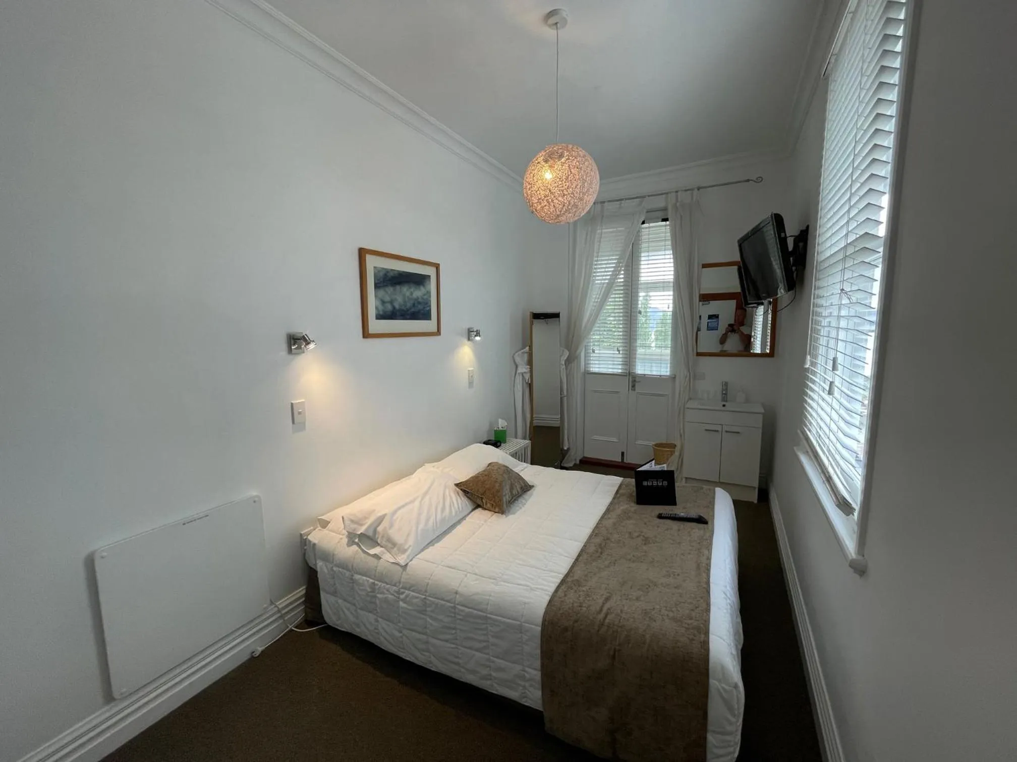 Bed in Ōtoromiro Hotel