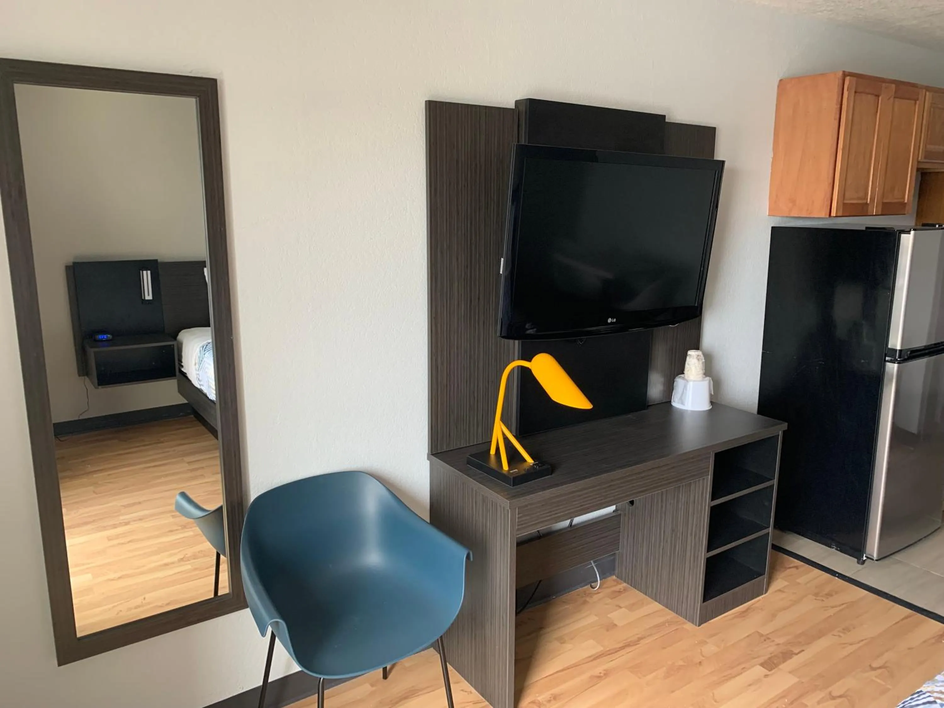 hair dresser in Studio 6-Lincoln, NE - Airport