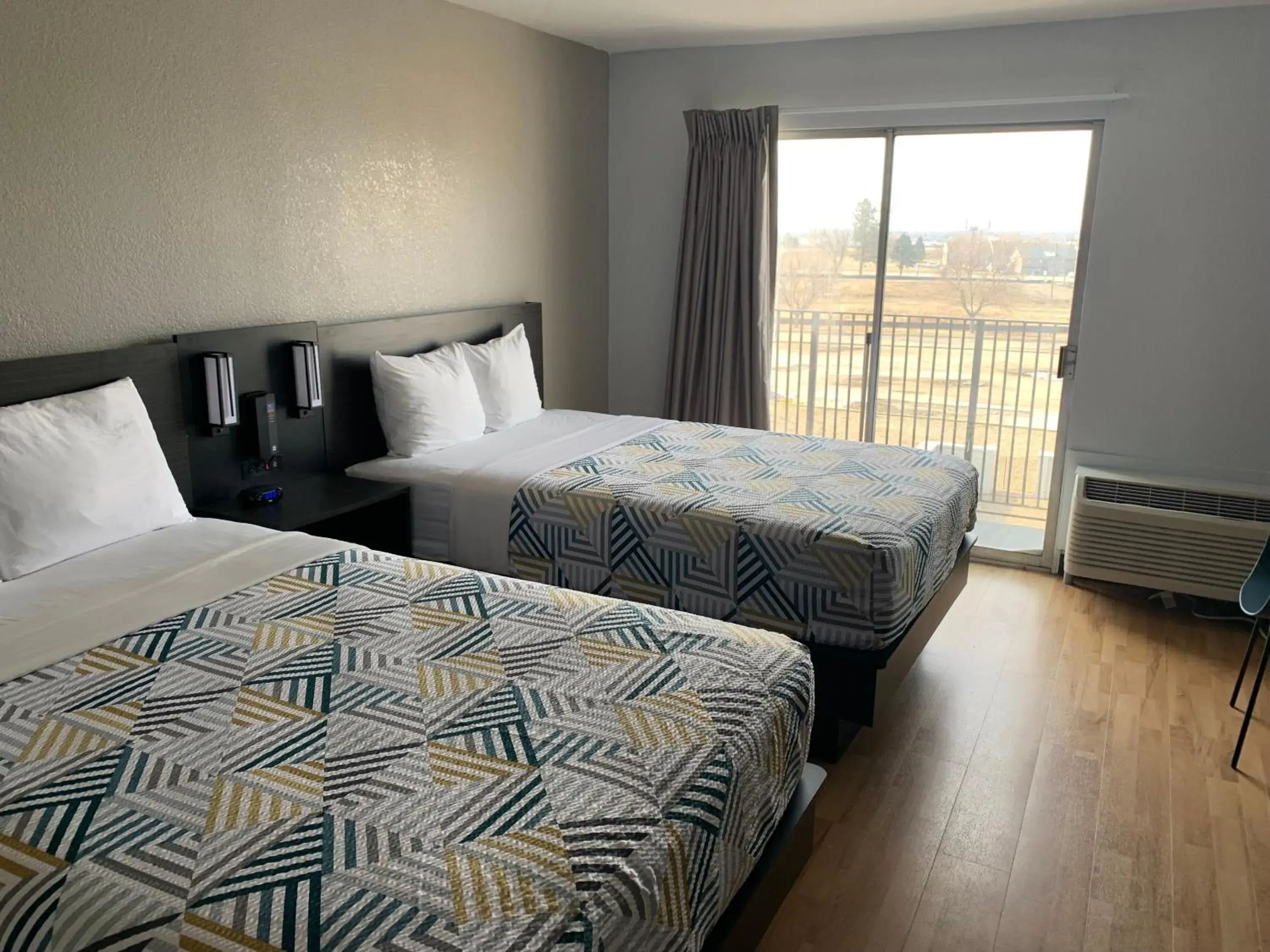 Quadruple Room - single occupancy - Non-Smoking in Studio 6-Lincoln, NE - Airport Quadruple Room - single occupancy - Non-Smoking in Studio 6-Lincoln, NE - Airport
