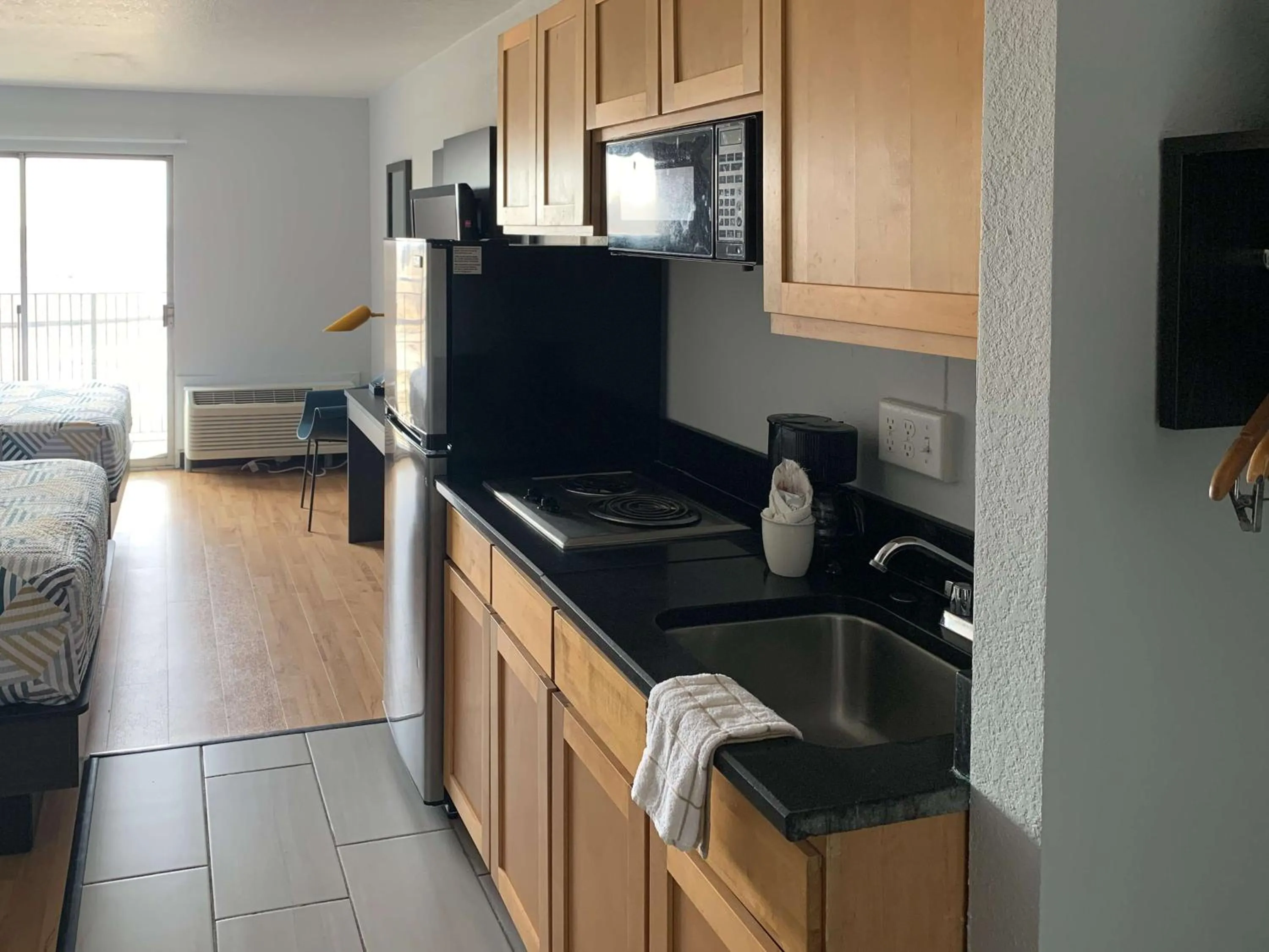 Photo of the whole room in Studio 6-Lincoln, NE - Airport