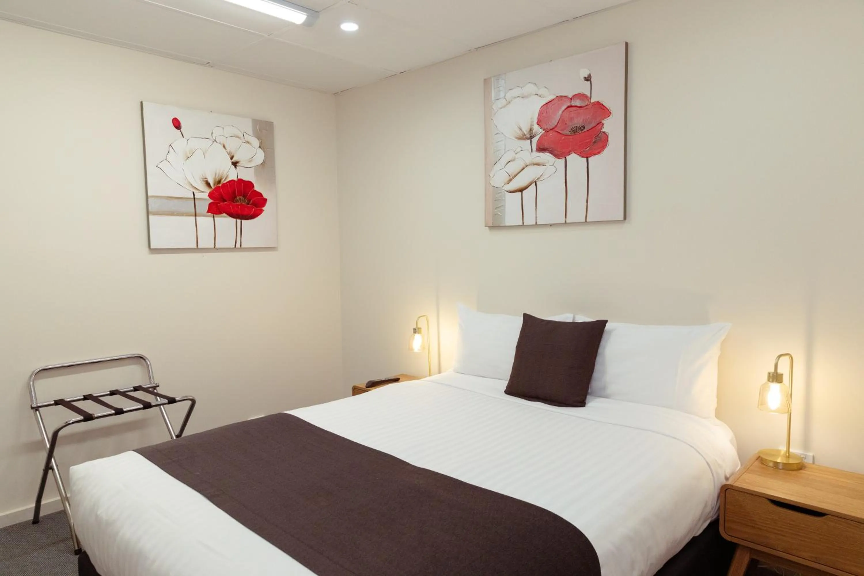 Bed in Barclay Motor Inn