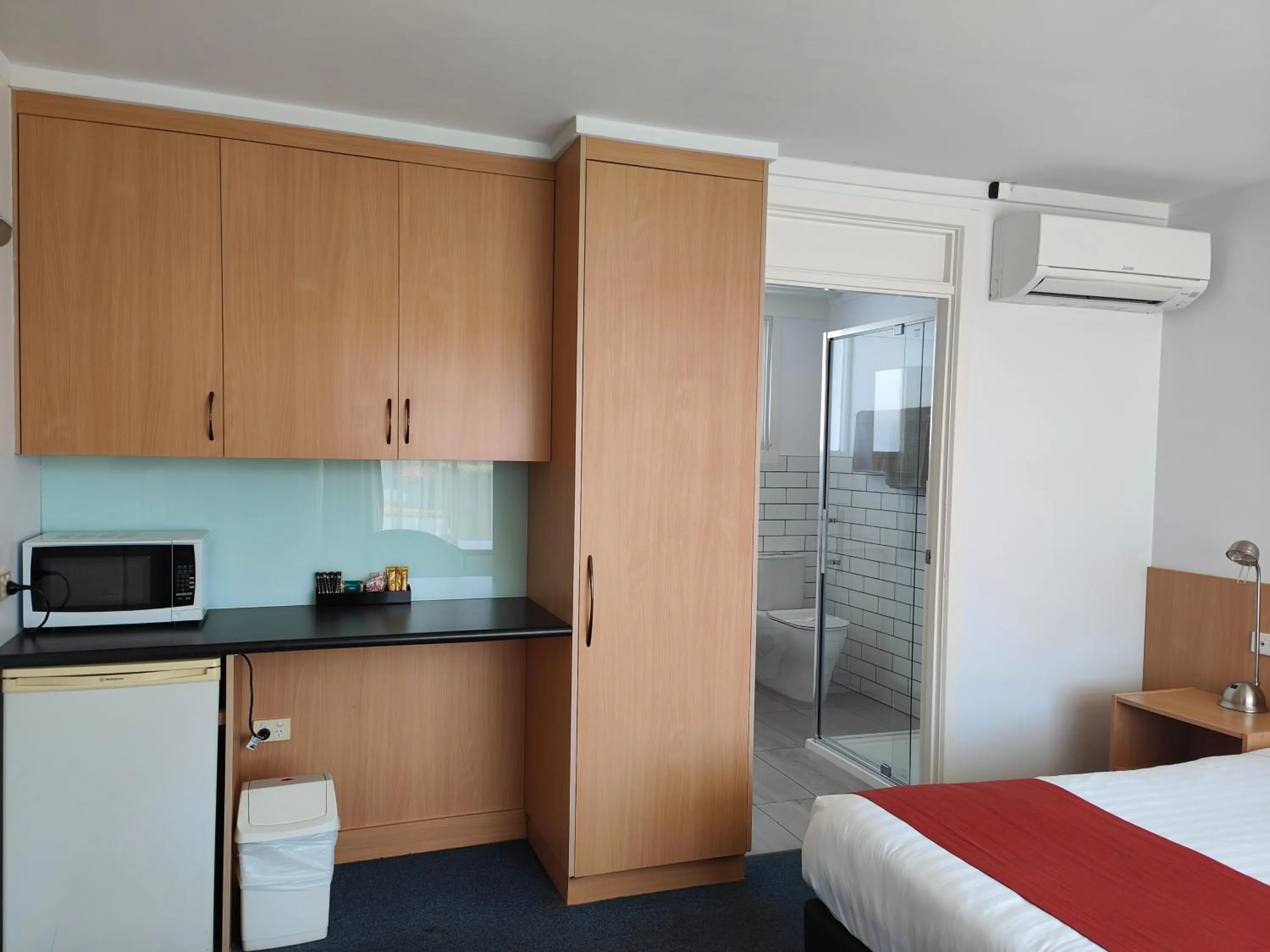 Bed in Barclay Motor Inn