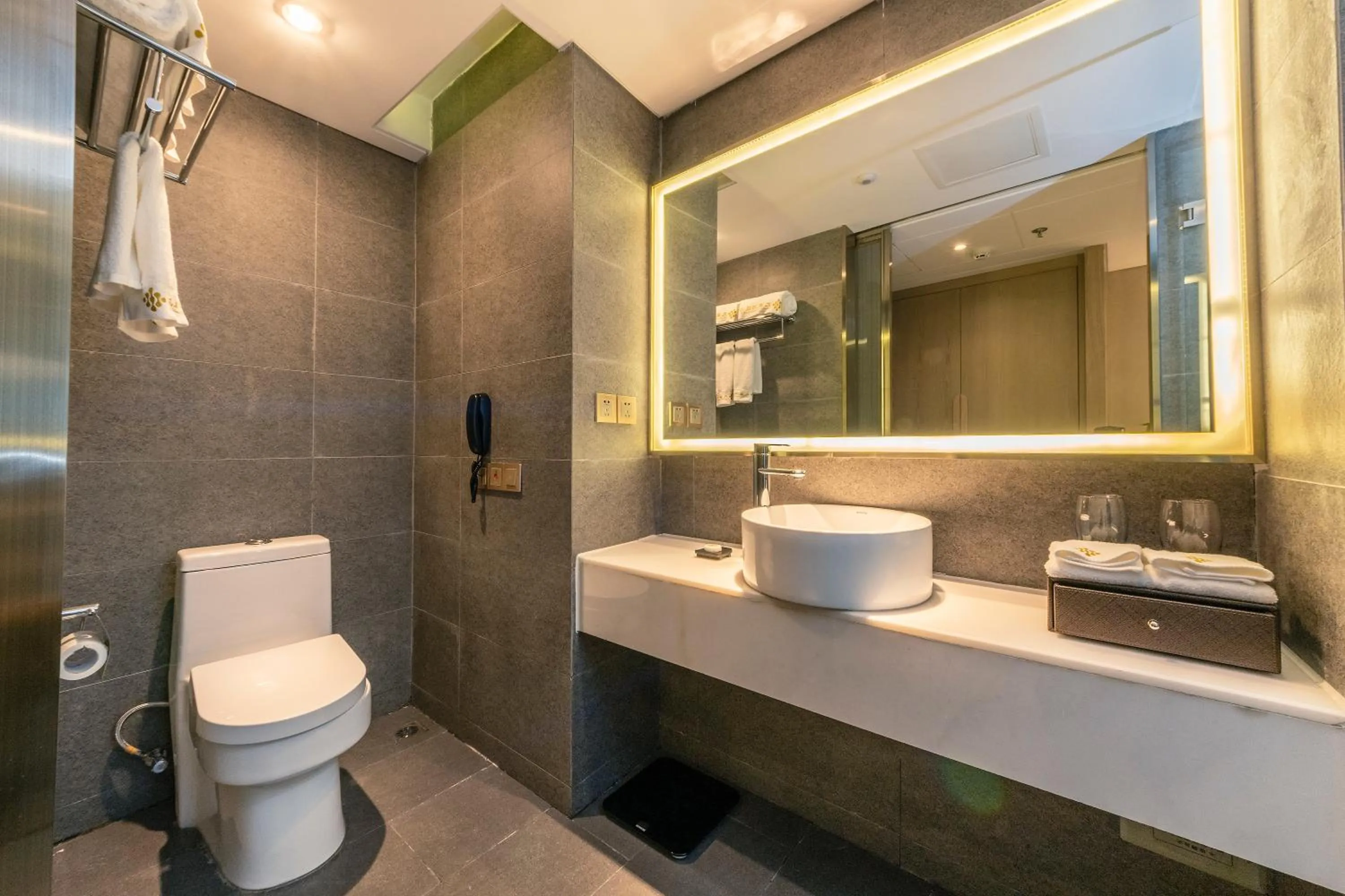 Toilet in Chengdu Jiuzhaigou Hotel