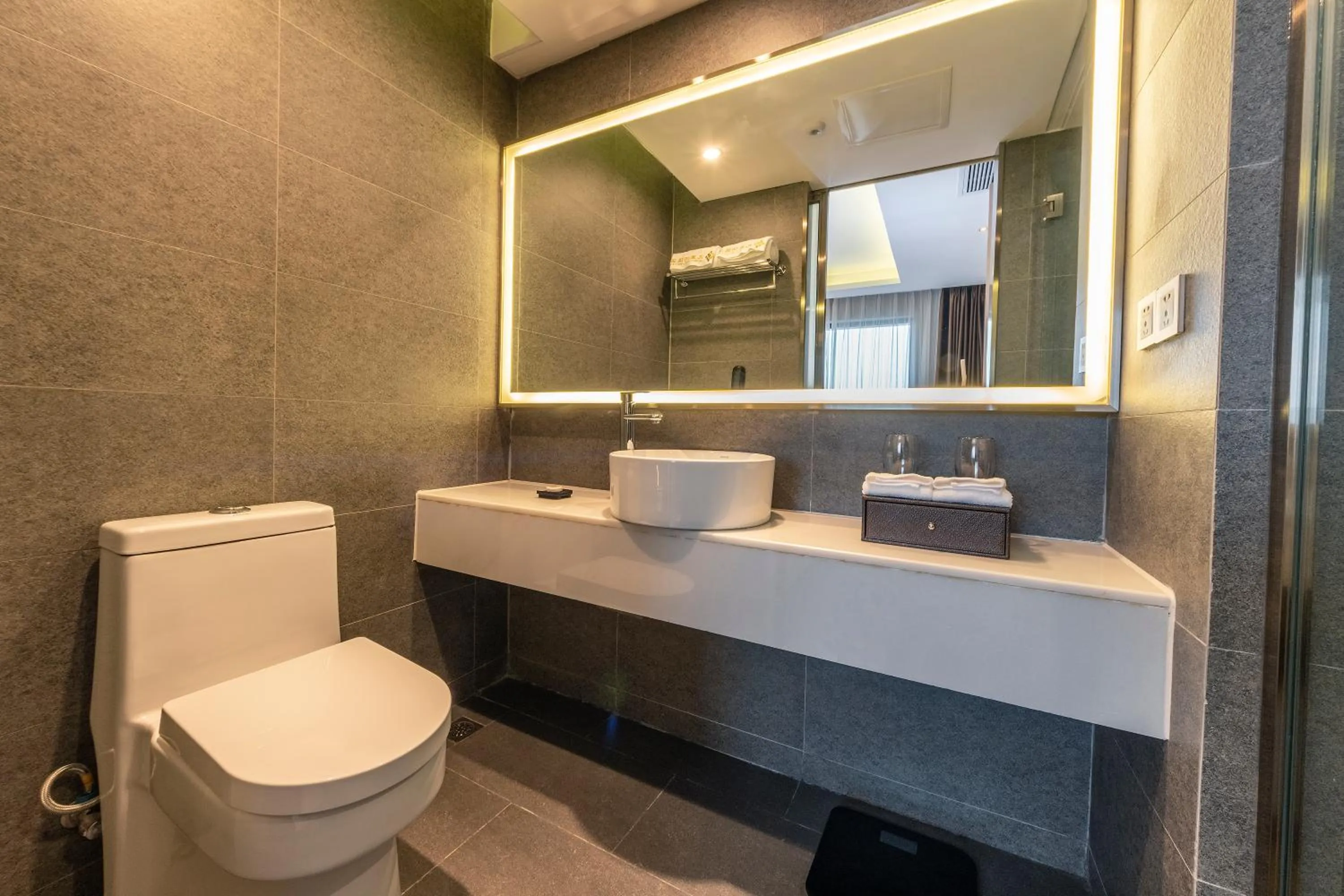 Toilet in Chengdu Jiuzhaigou Hotel