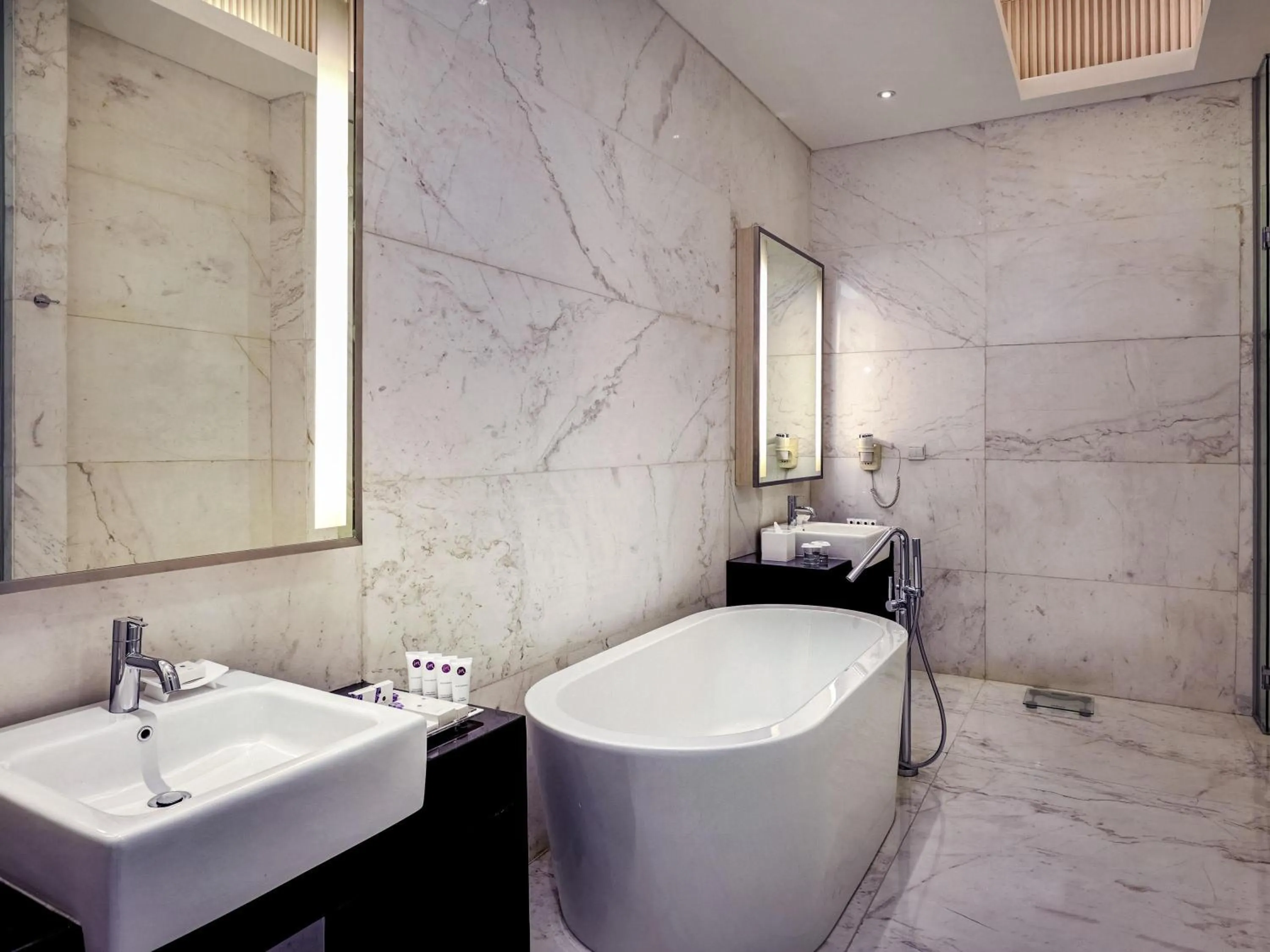 Bedroom in Grand Mercure Jakarta Harmoni