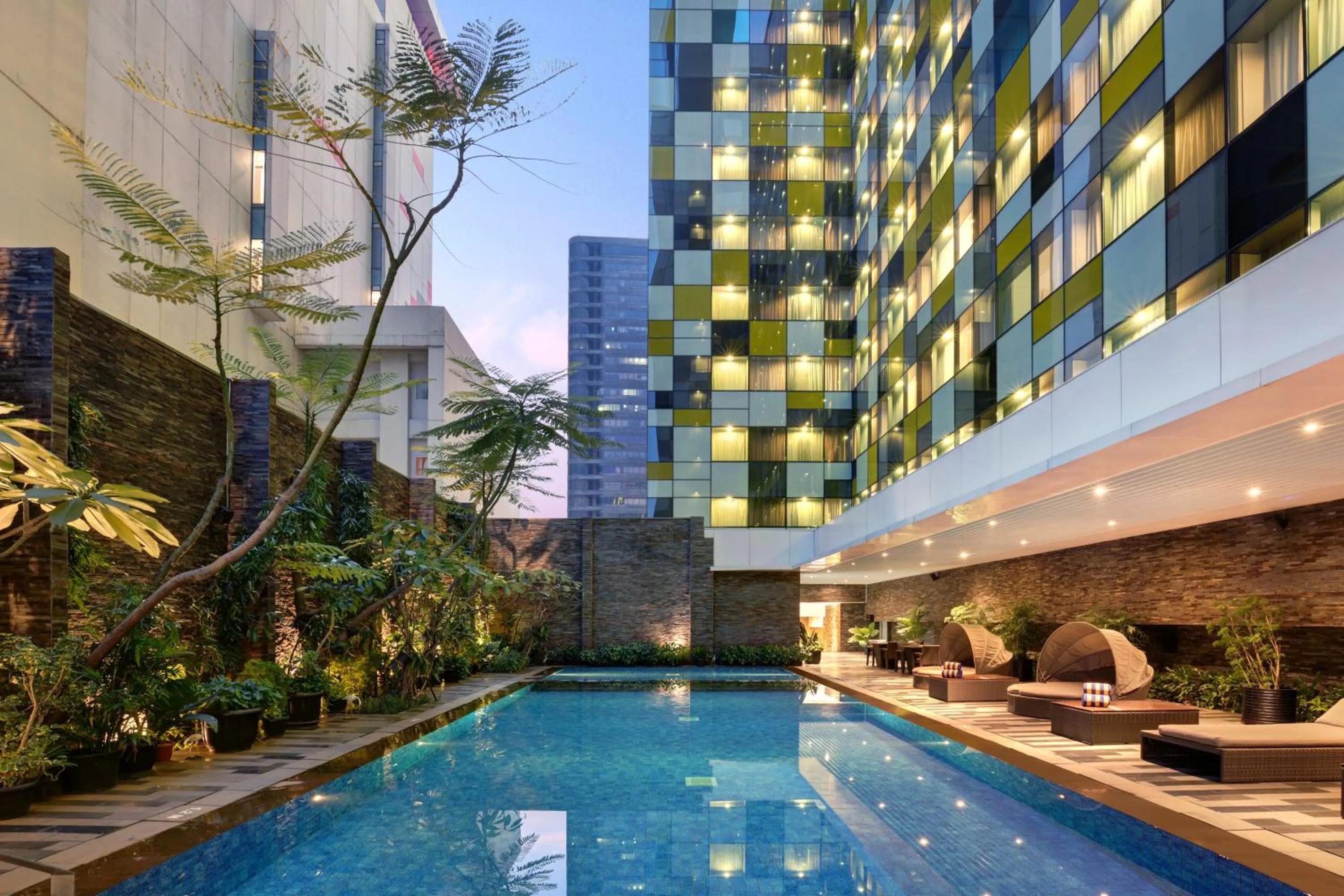 Swimming pool in Grand Mercure Jakarta Harmoni