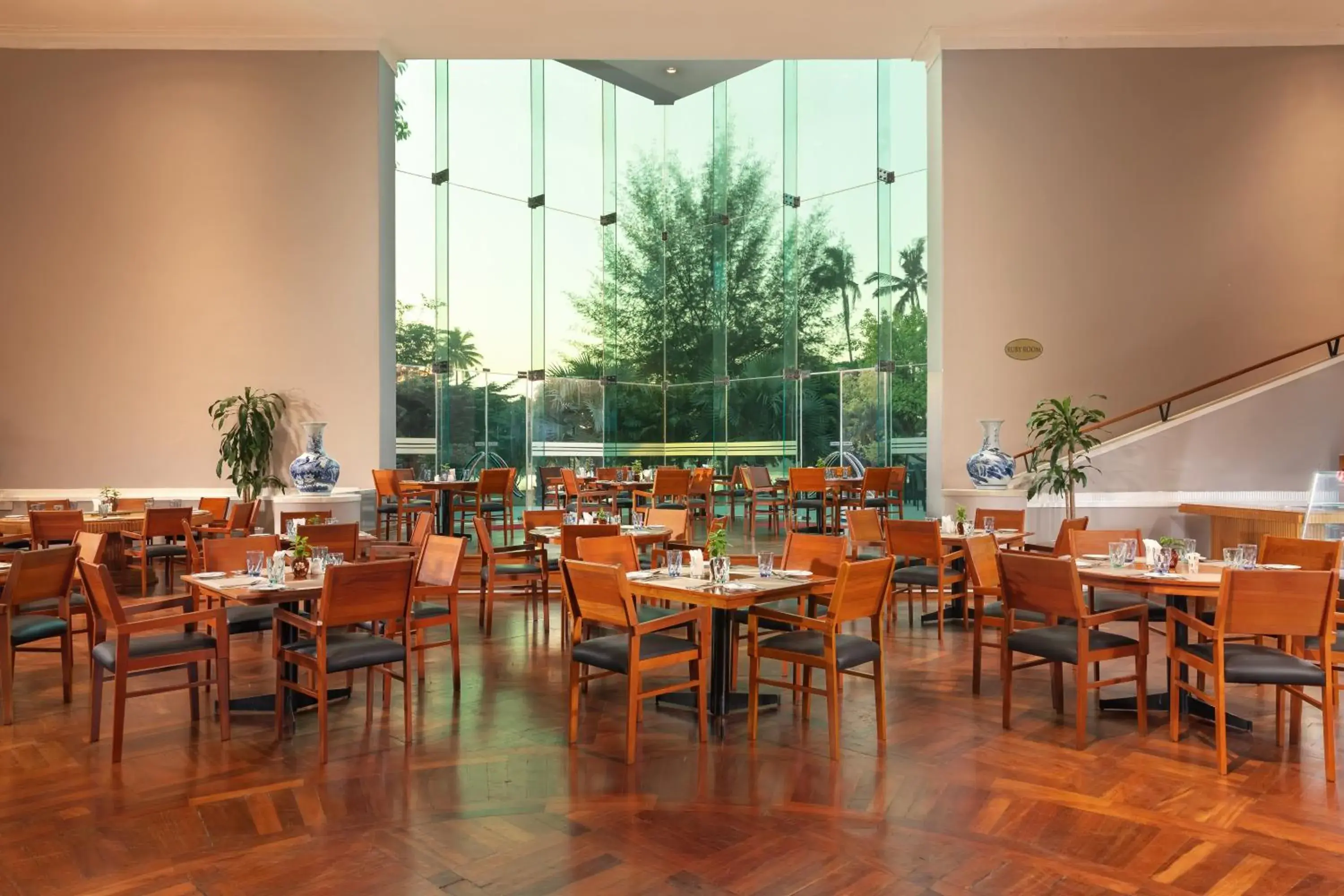 Restaurant/places to eat in Inya Lake Hotel Yangon Restaurant/places to eat in Inya Lake Hotel Yangon