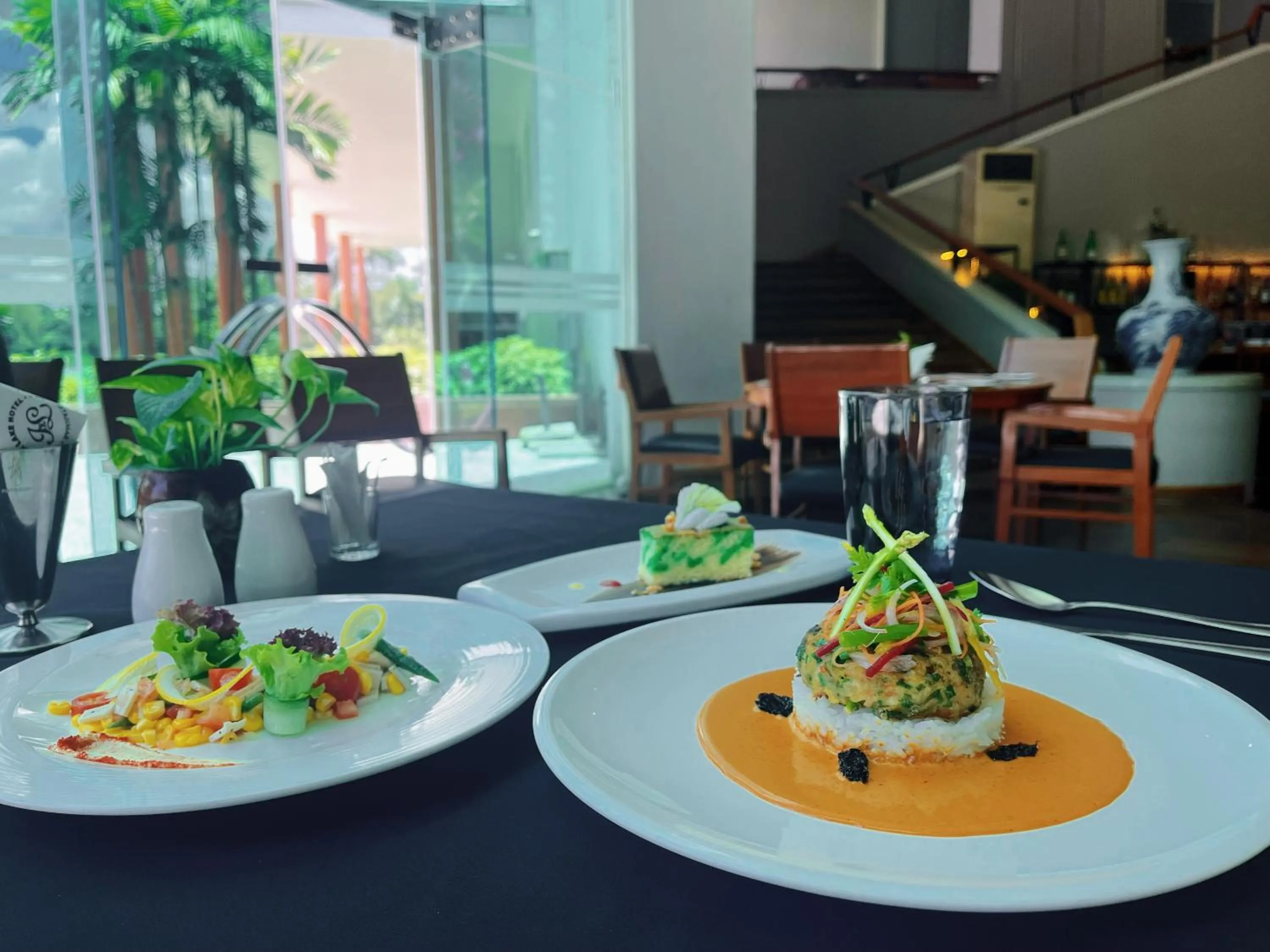 Restaurant/places to eat in Inya Lake Hotel Yangon