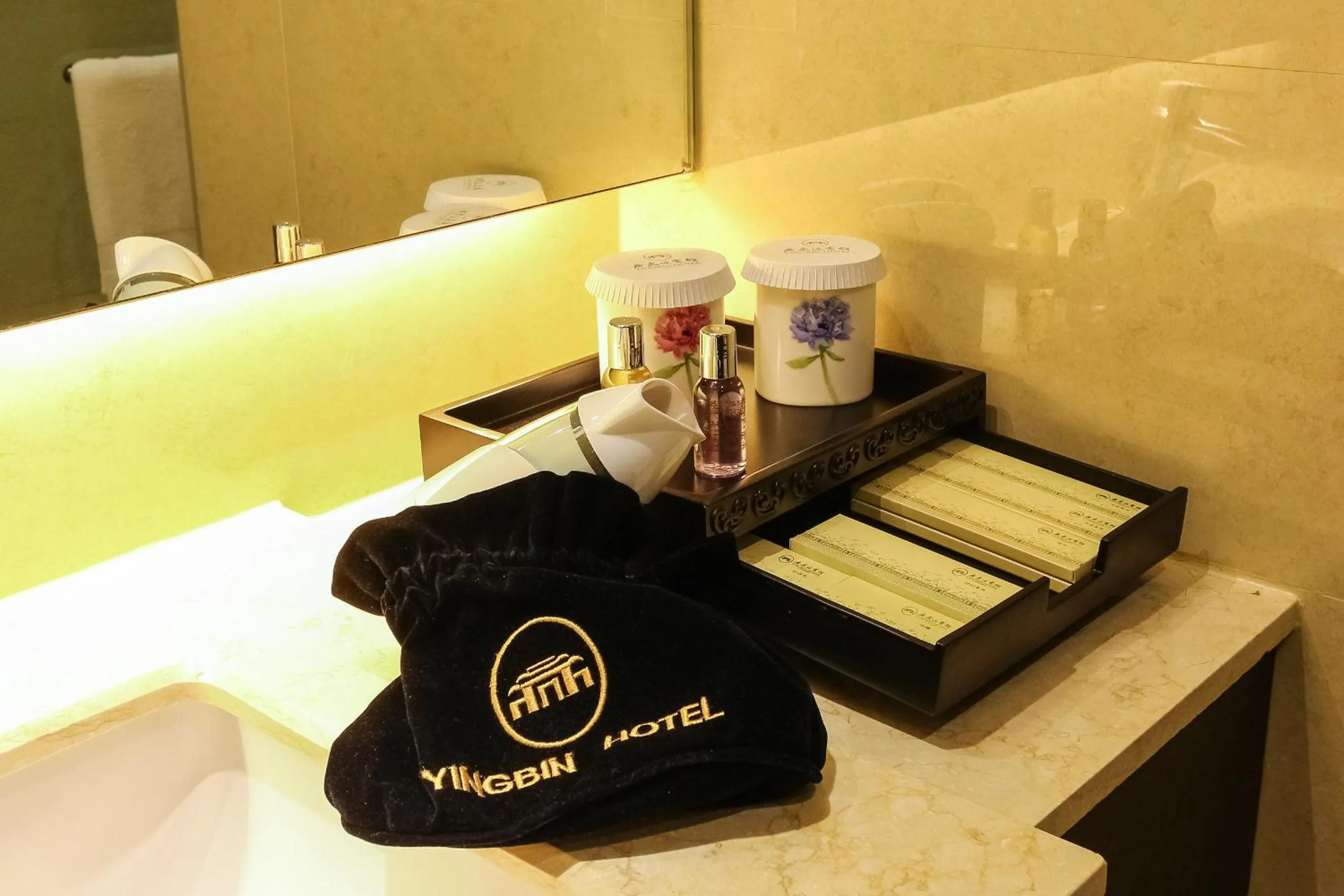 Property logo or sign in Guangdong Yingbin Hotel