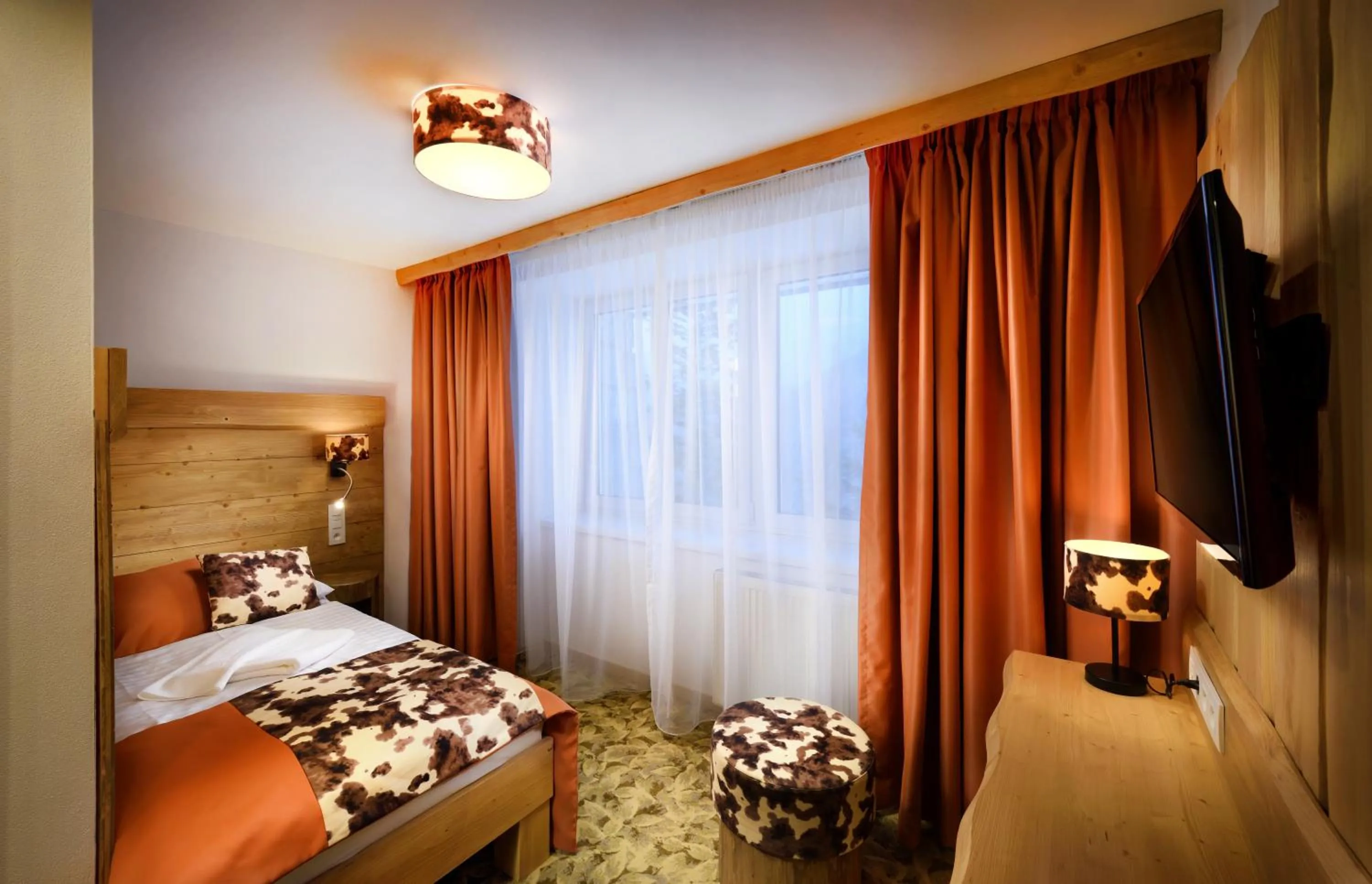 Communal lounge/ TV room, Bed in Hotel Srdiečko