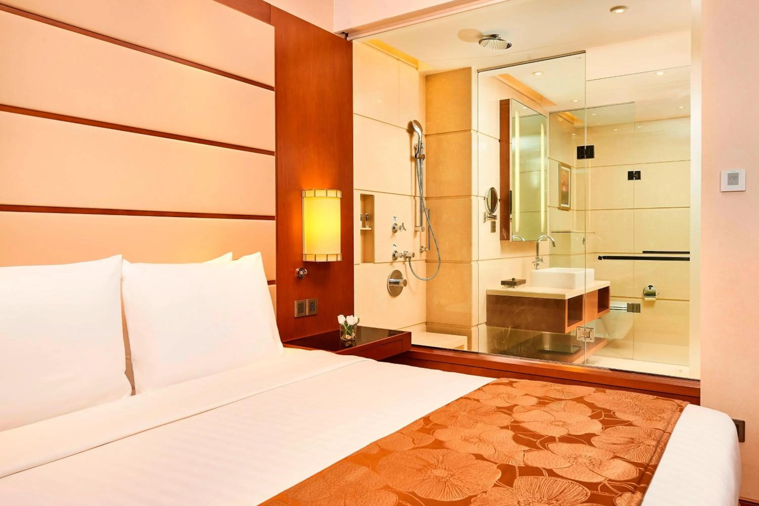 Bathroom, Bed in Courtyard by Marriott Kochi Airport