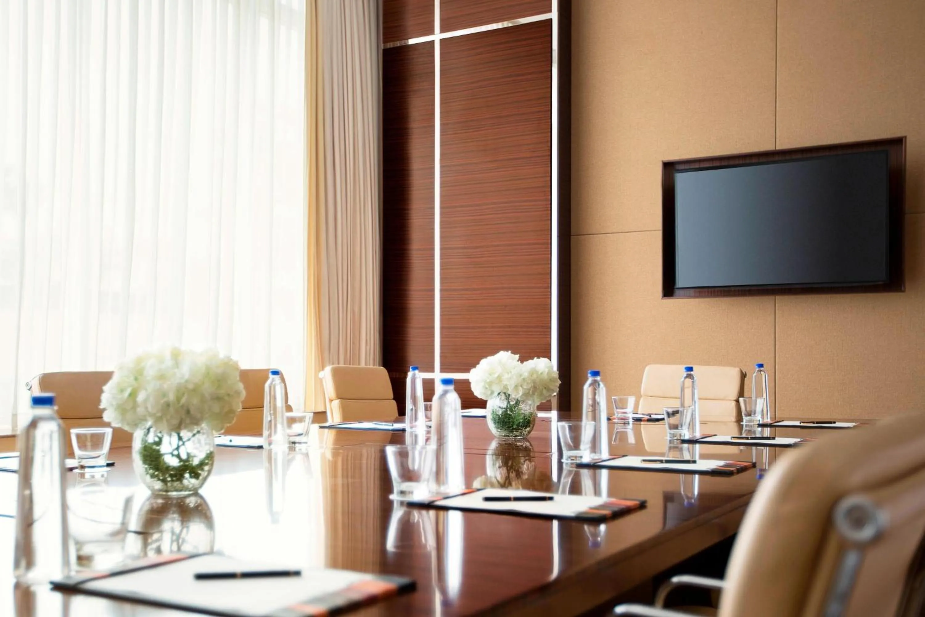 Meeting/conference room in Courtyard by Marriott Kochi Airport