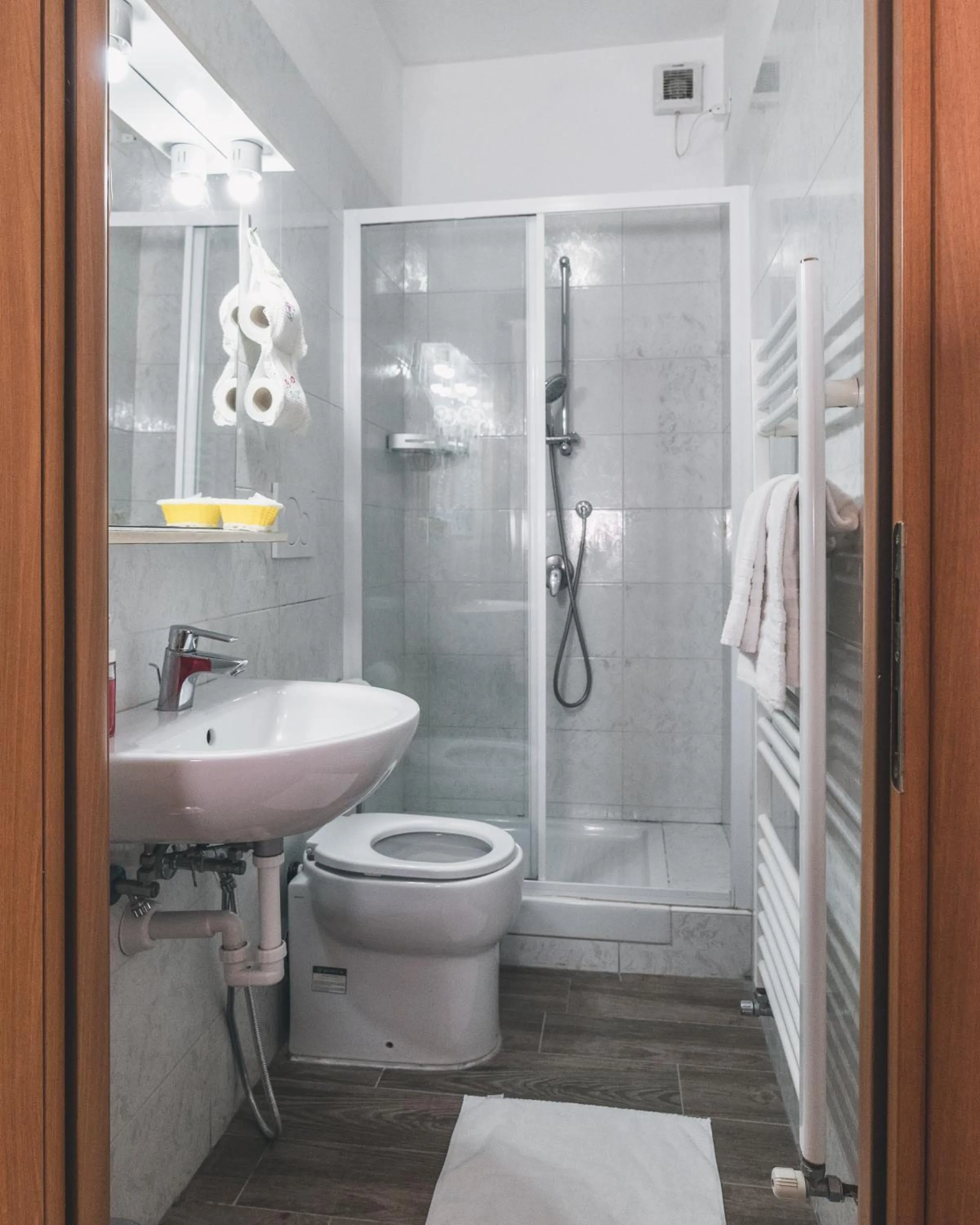 Bulldog Station Apartments with private WC, AC, TV