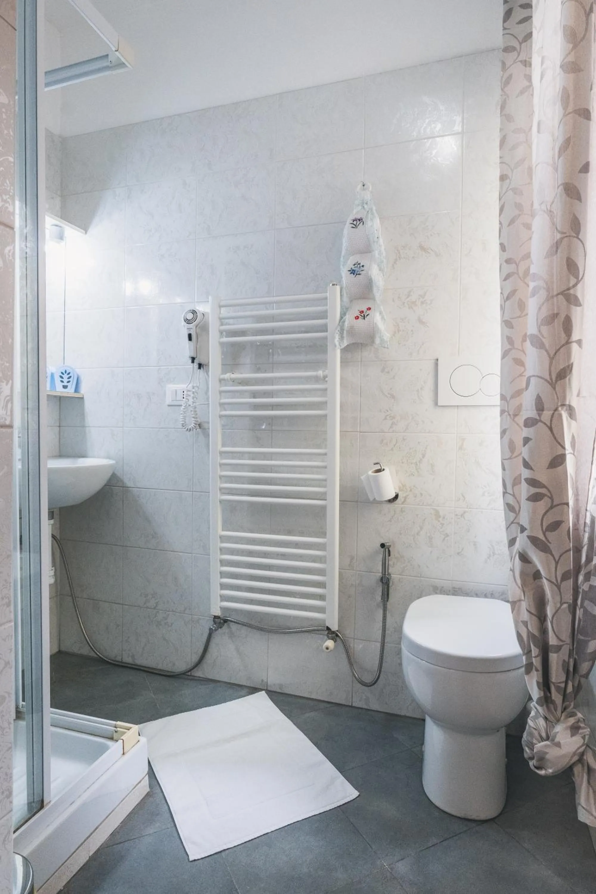 Bulldog Station Apartments with private WC, AC, TV