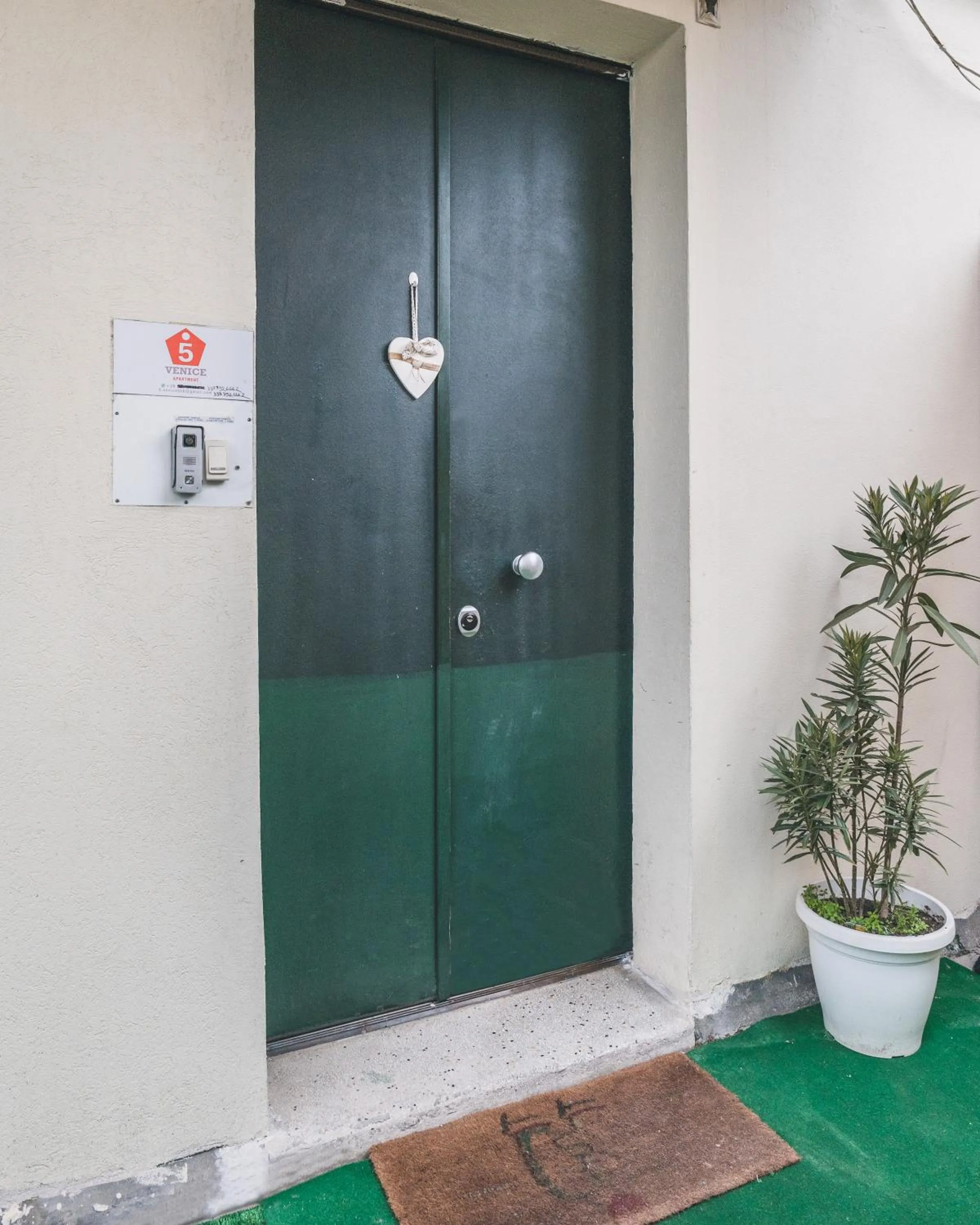 Bulldog Station Apartments with private WC, AC, TV