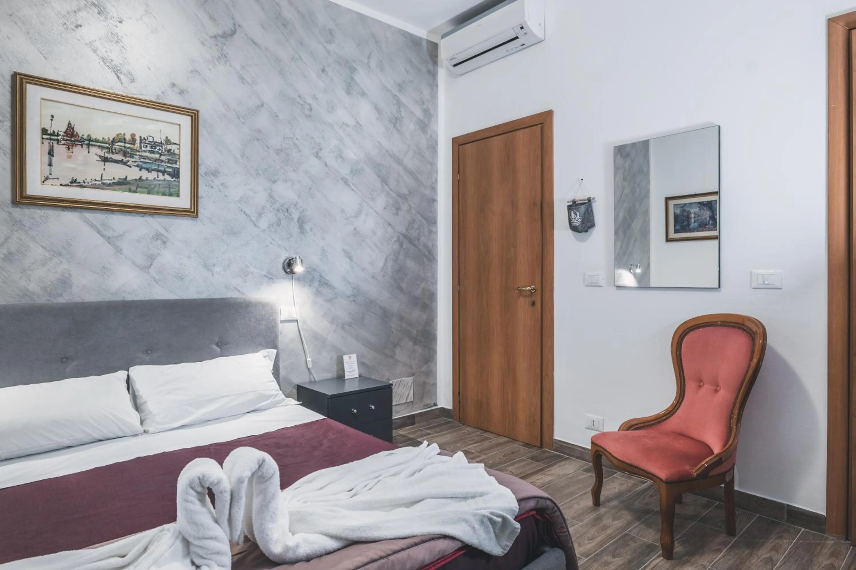 Bulldog Station Apartments with private WC, AC, TV