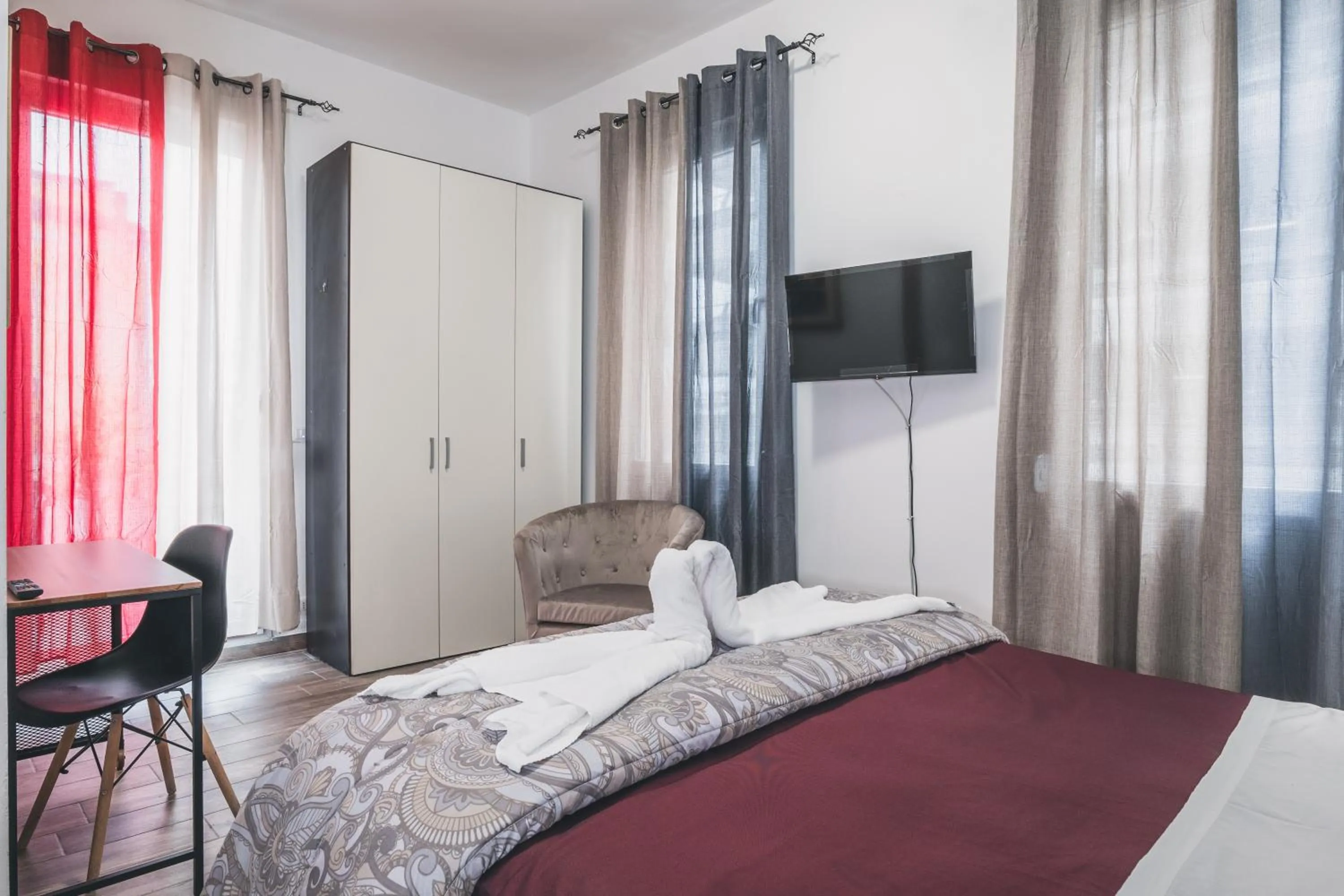 Bulldog Station Apartments with private WC, AC, TV