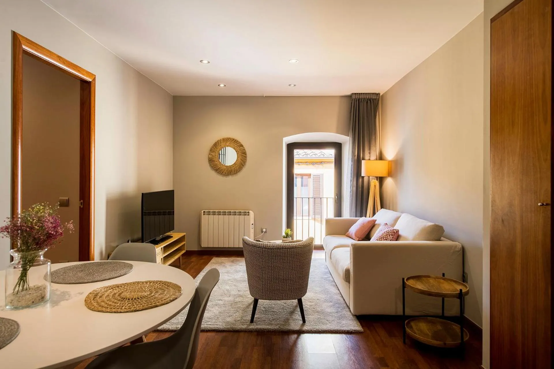Dining area, Bed in UP ROOMS BANYOLES