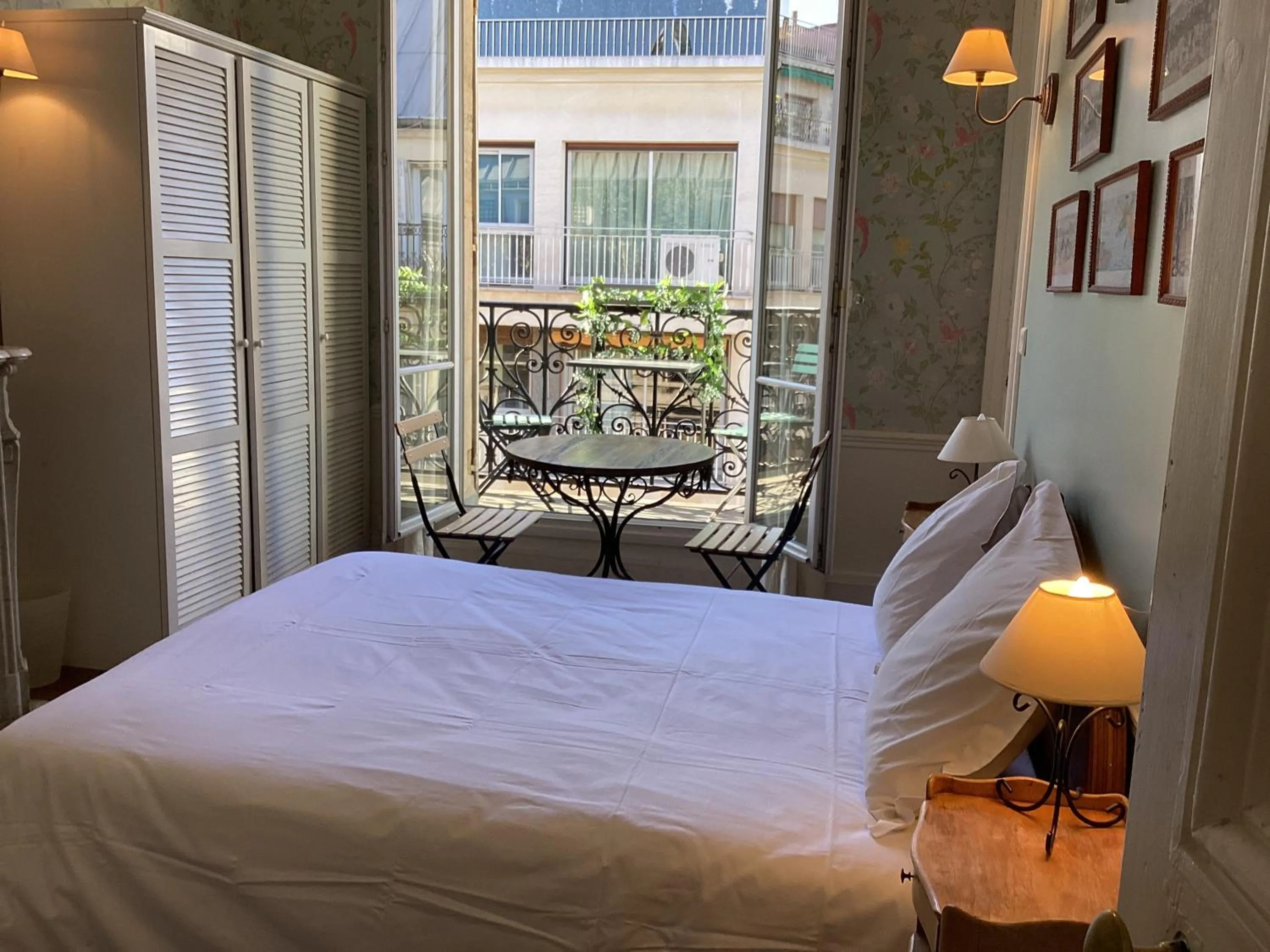 Bed in BED and BREAKFAST PARIS QUARTIER CHAMPS-ÉLYSÉES