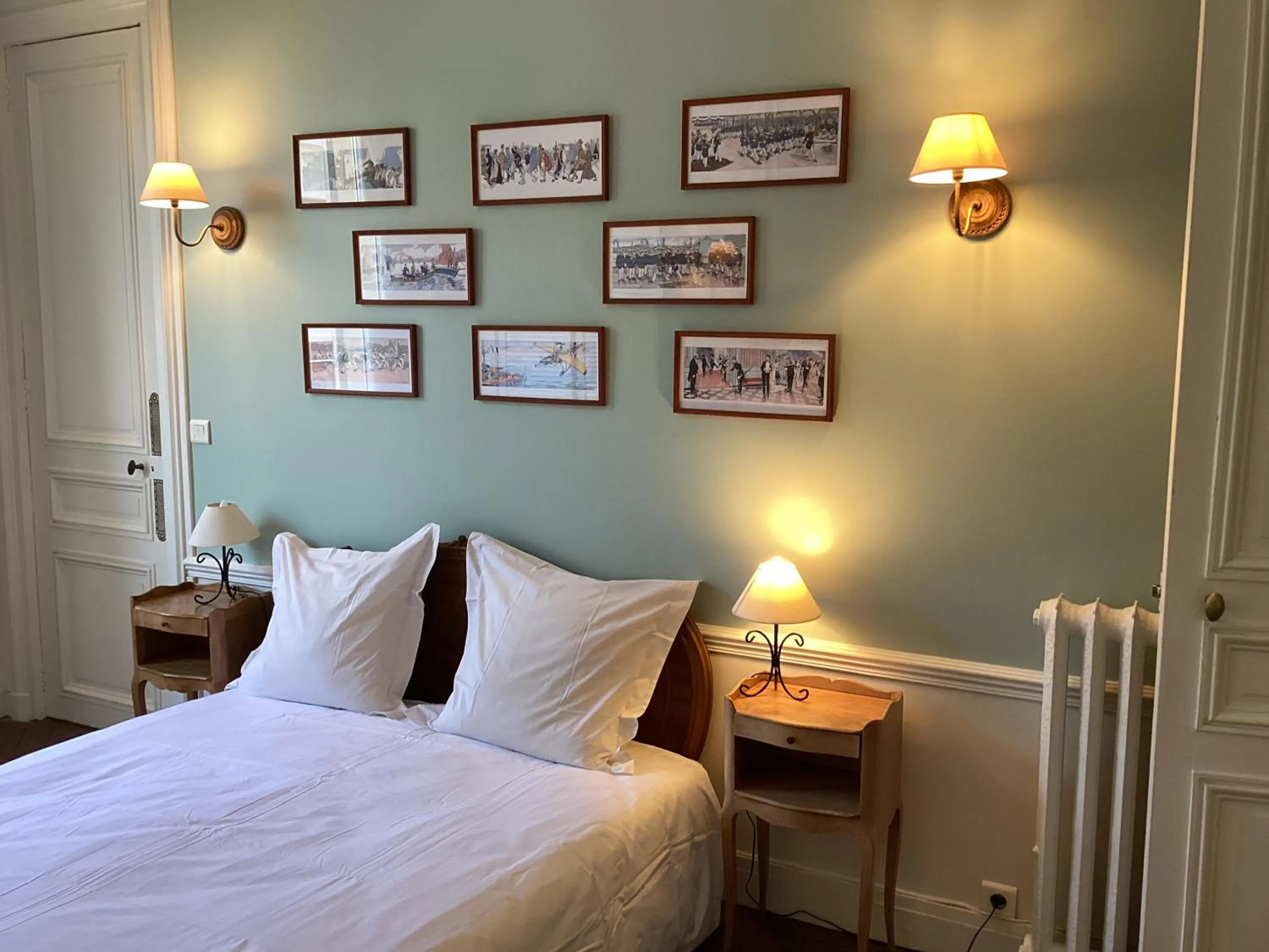 Bed in BED and BREAKFAST PARIS QUARTIER CHAMPS-ÉLYSÉES