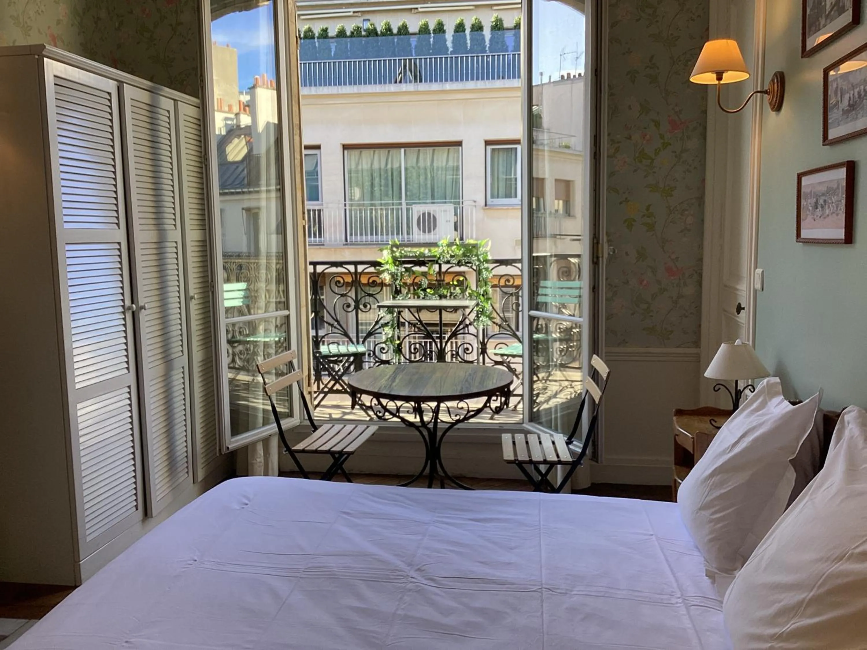 Bed in BED and BREAKFAST PARIS QUARTIER CHAMPS-ÉLYSÉES