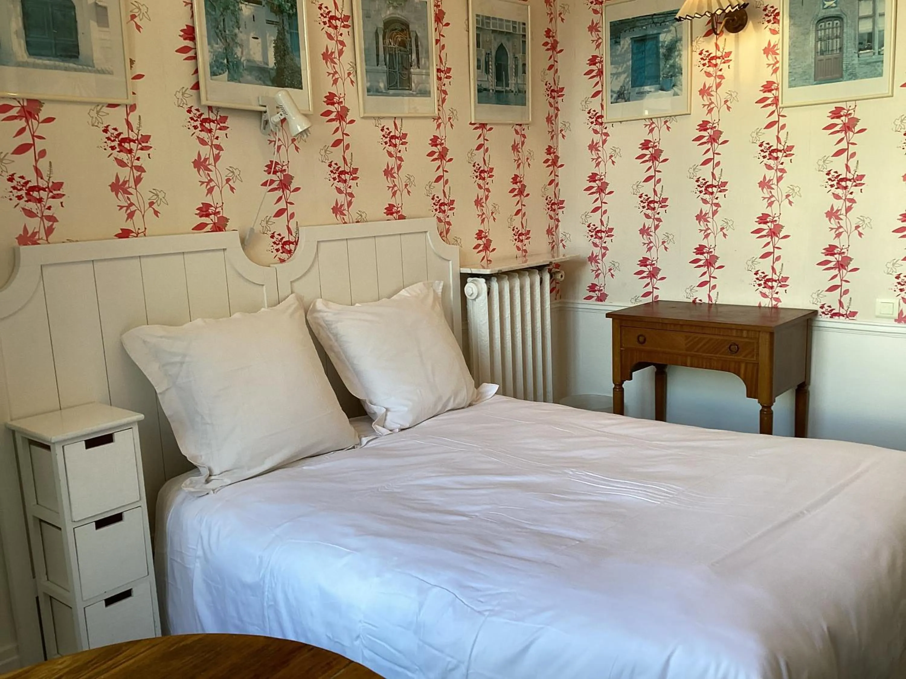 Bed in BED and BREAKFAST PARIS QUARTIER CHAMPS-ÉLYSÉES